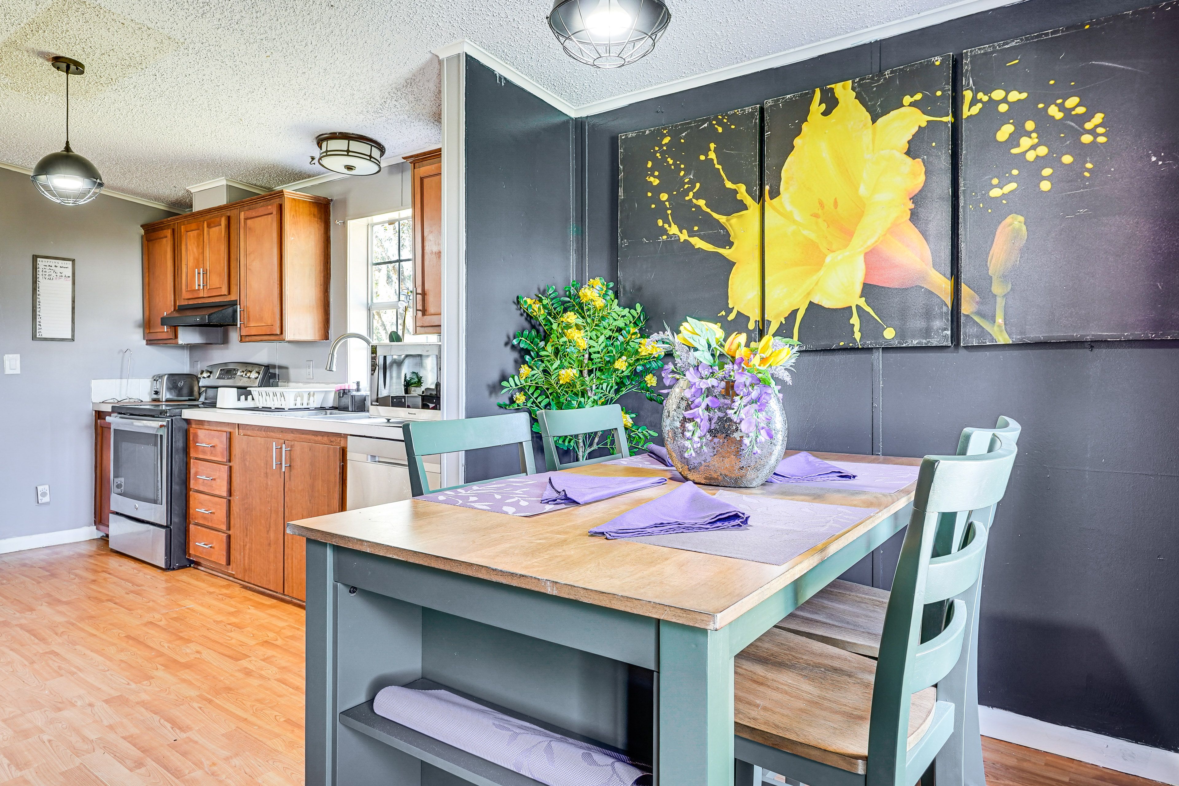 Kitchen & Dining Area | Dishware & Flatware Provided