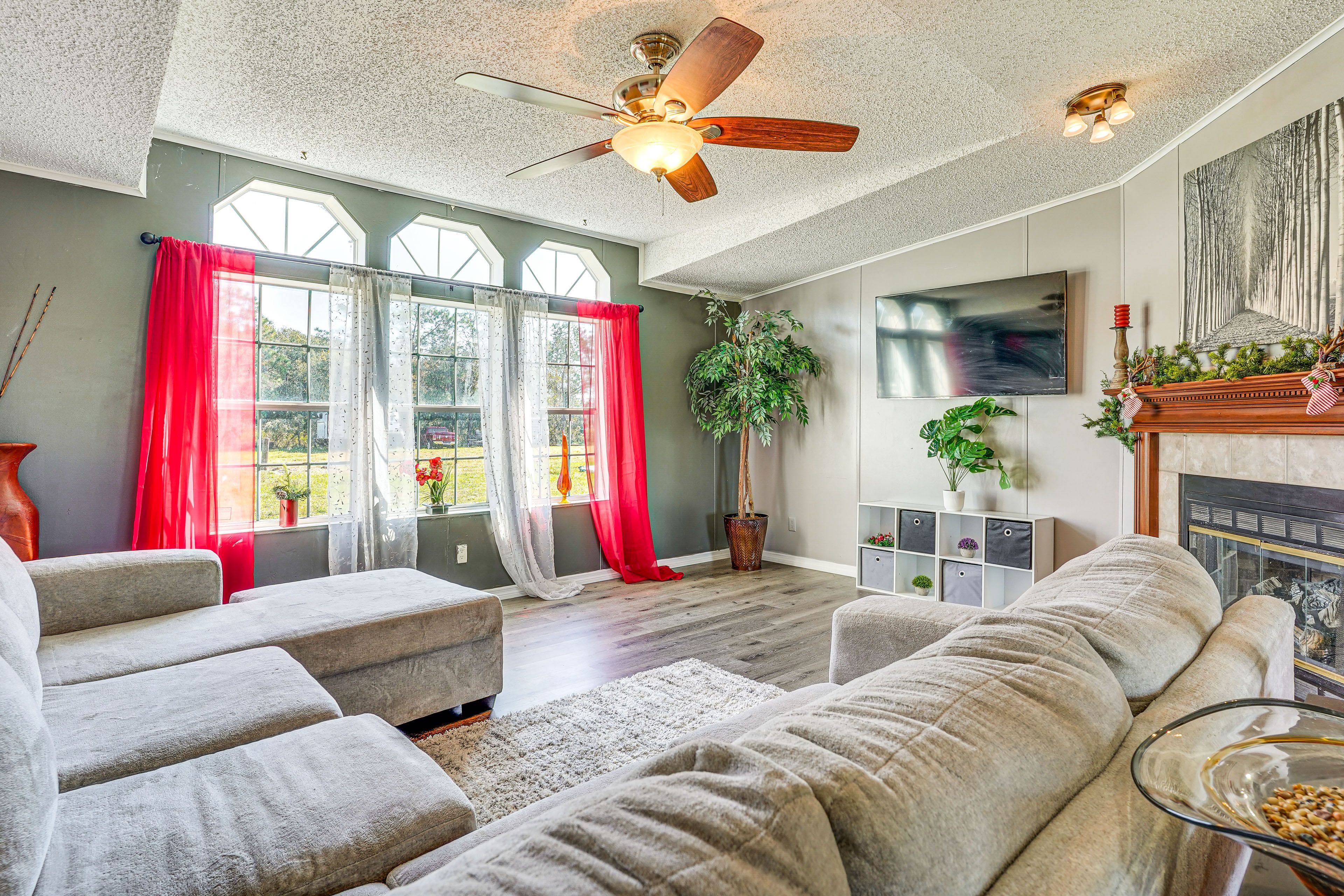 Living Room | Central A/C & Heating | Free WiFi