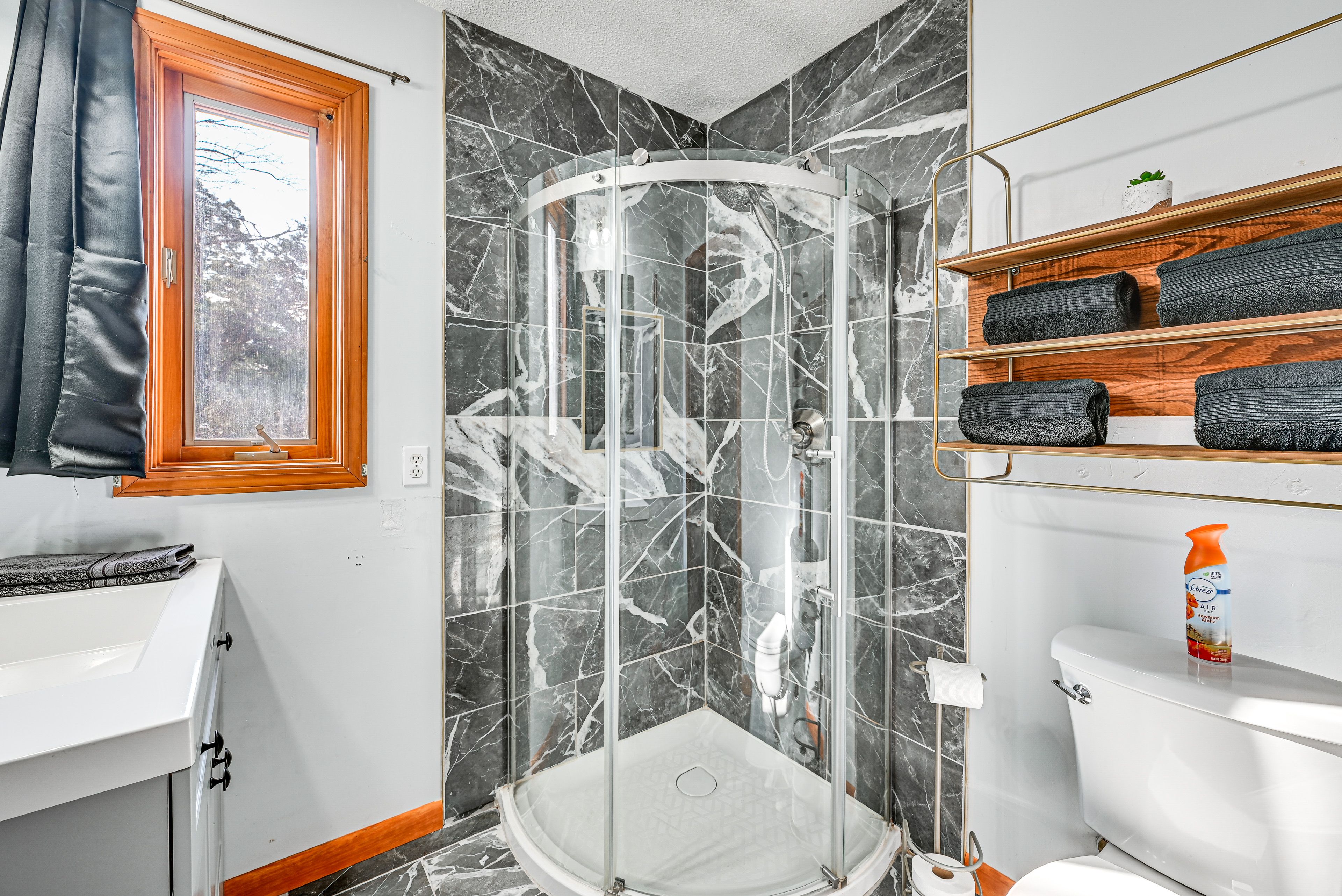 Full Bathroom | Upper Level | Complimentary Toiletries | Hair Dryer