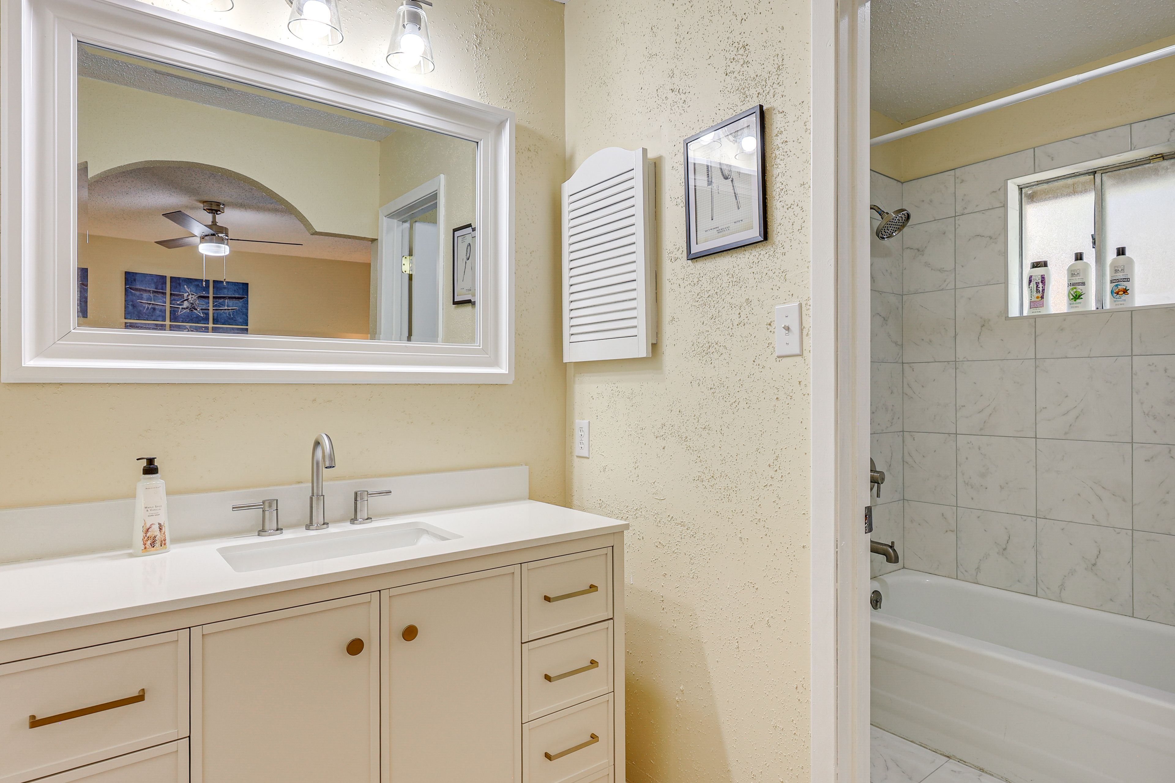 Full Bathroom | Towels Provided