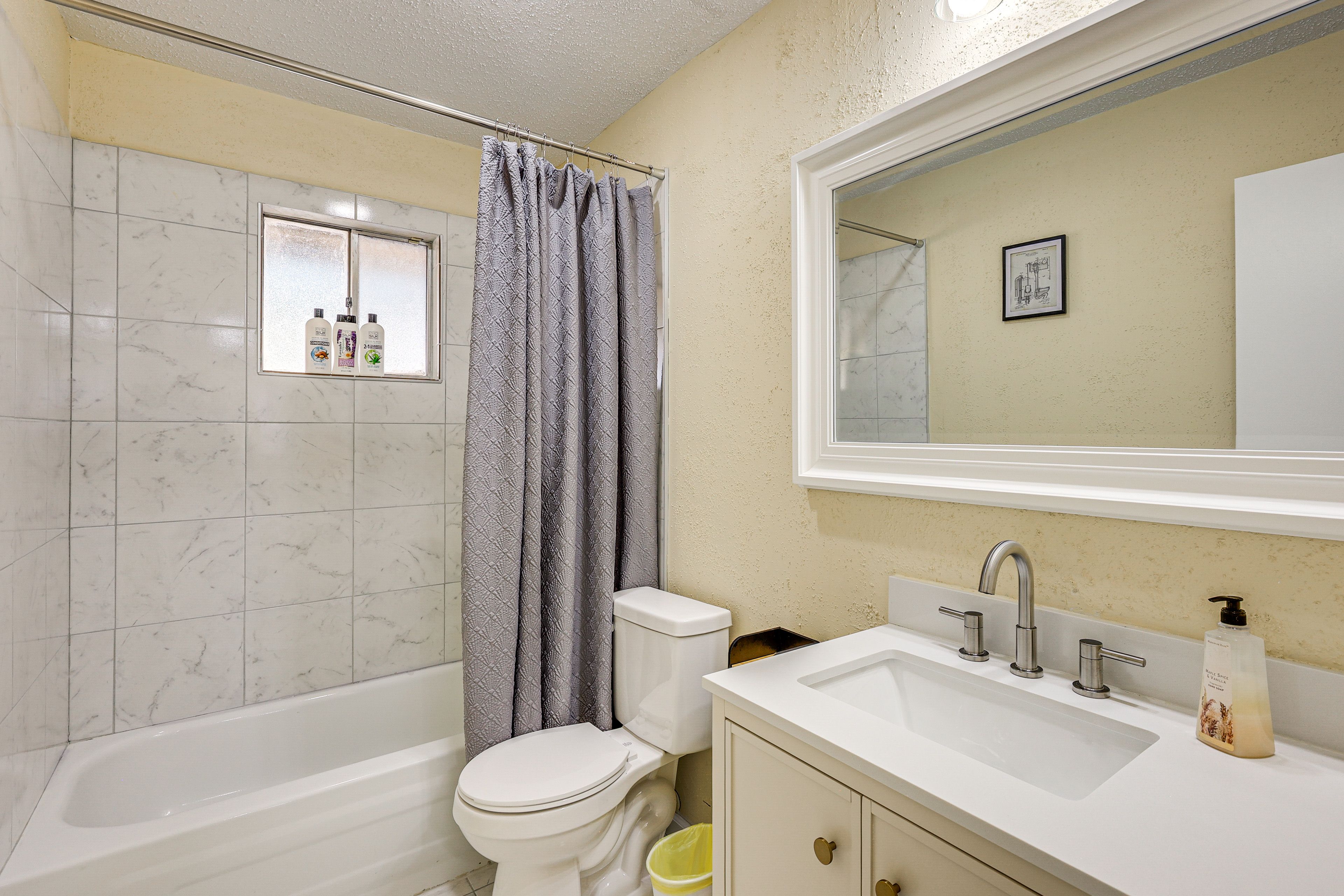Full Bathroom | Complimentary Toiletries