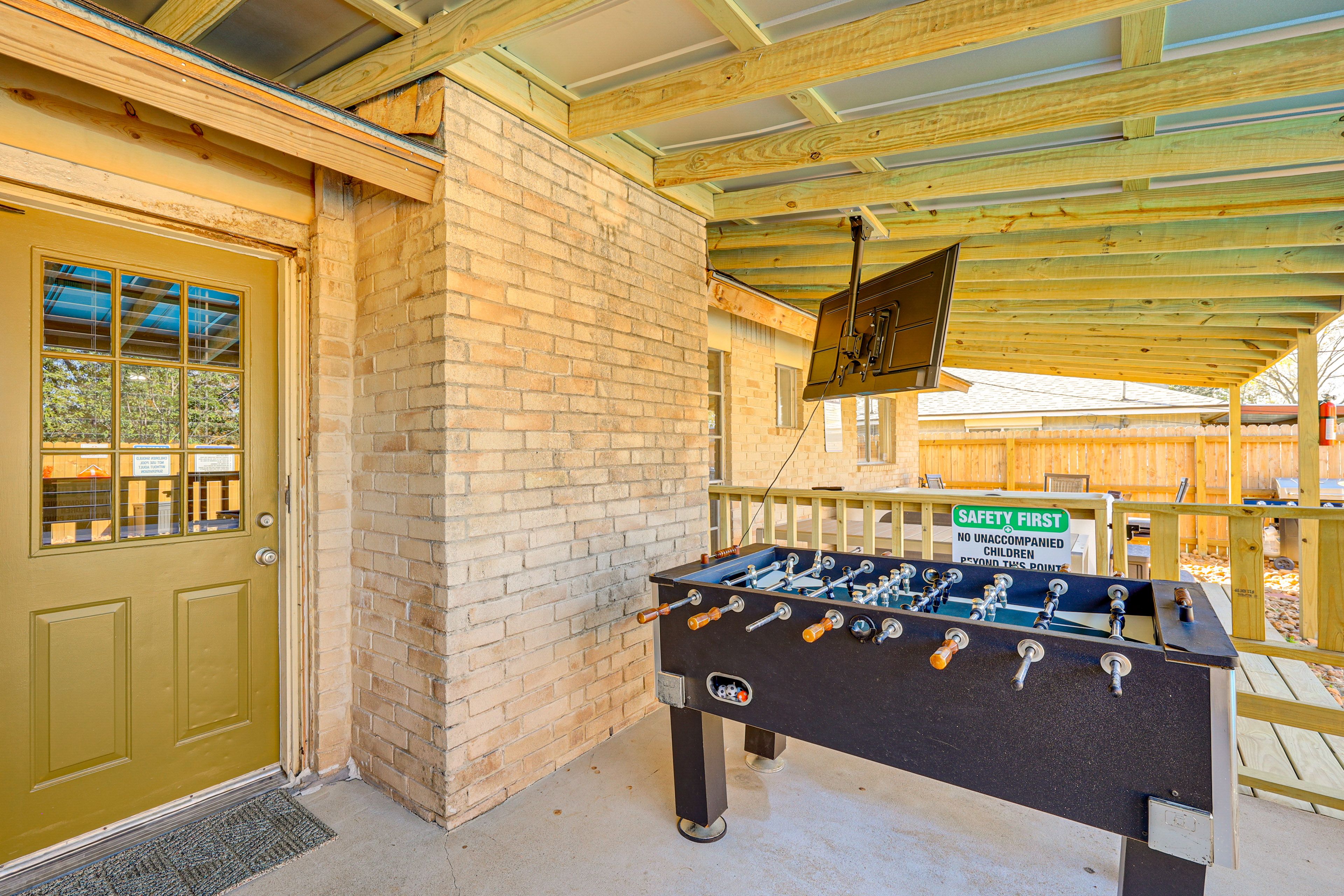 Patio | Foosball Table | Private Hot Tub | Dining Table | Smart TV