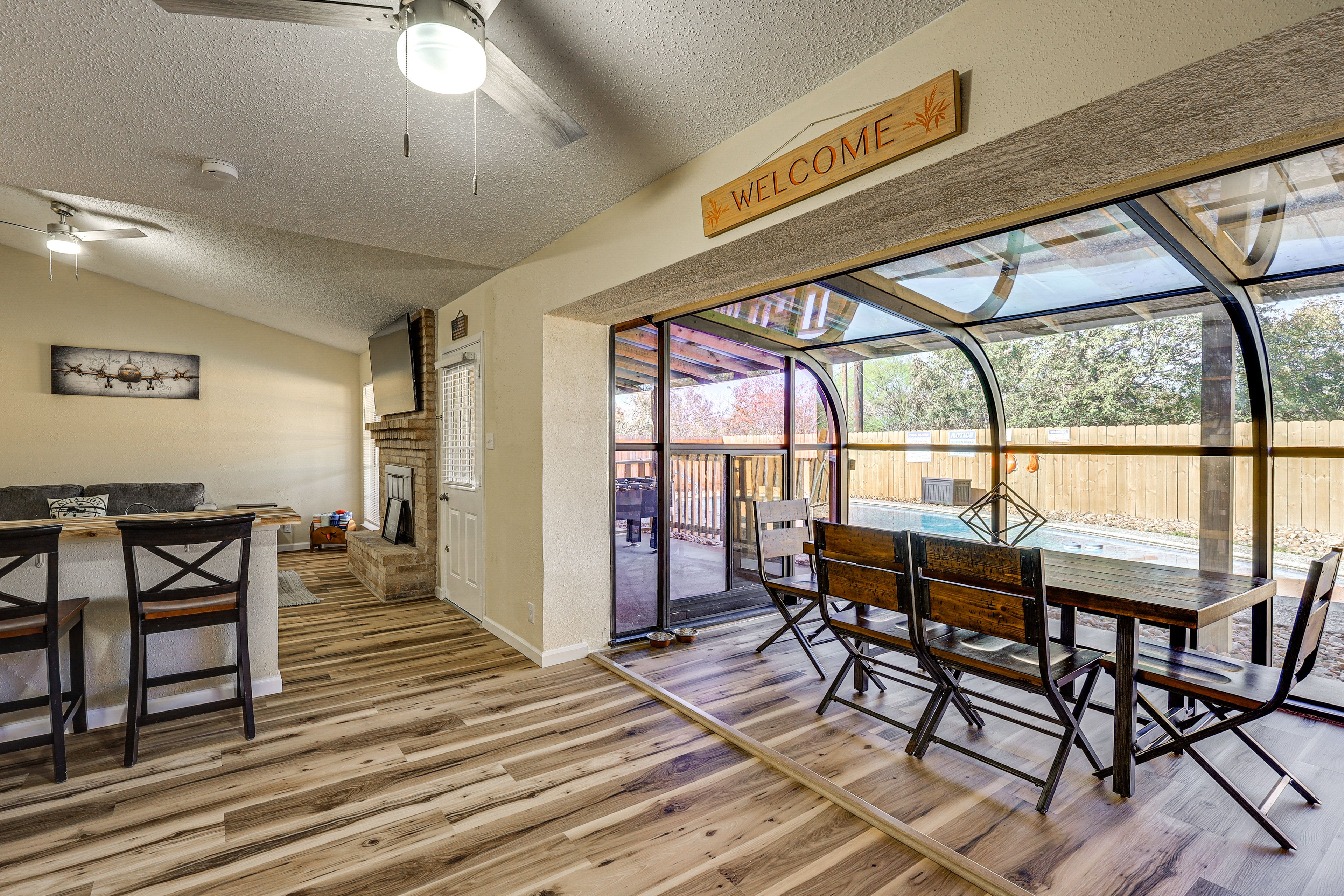 Solarium w/ Dining Table | Dishware/Flatware