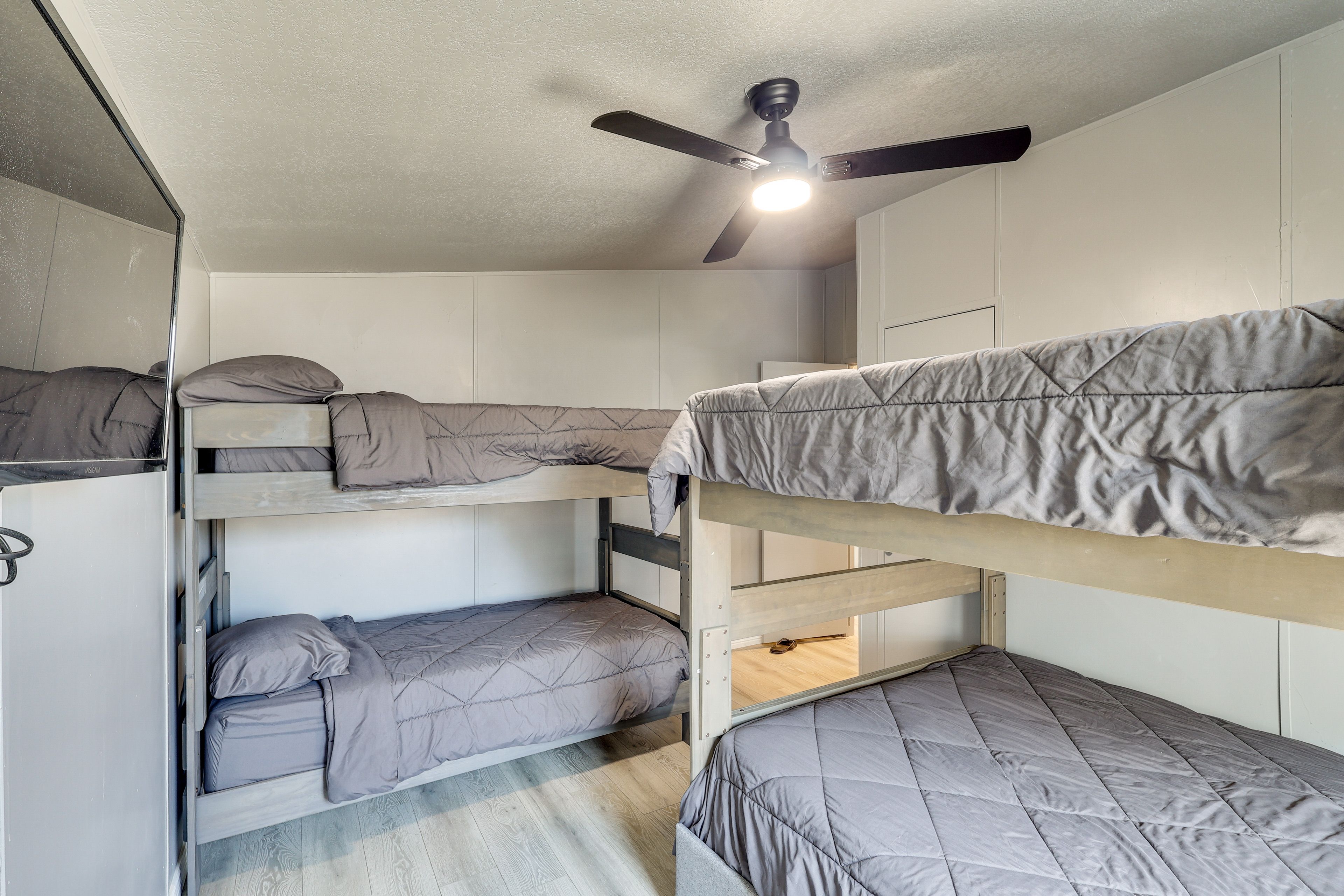 Bedroom 2 | Queen Bunk Bed | Twin Bunk Bed