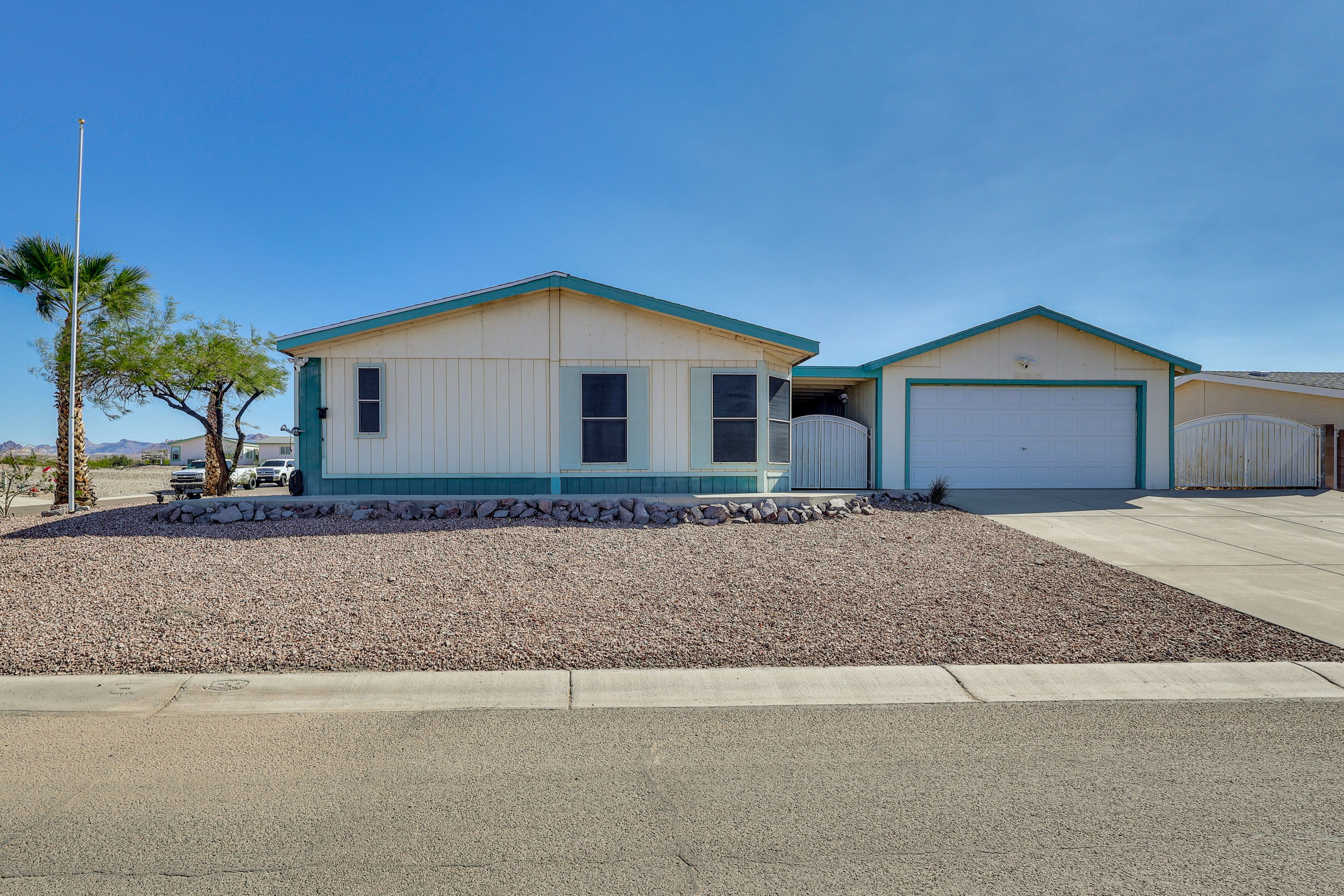 Parking | Driveway (3 Vehicles) | RV Parking (3 Max)