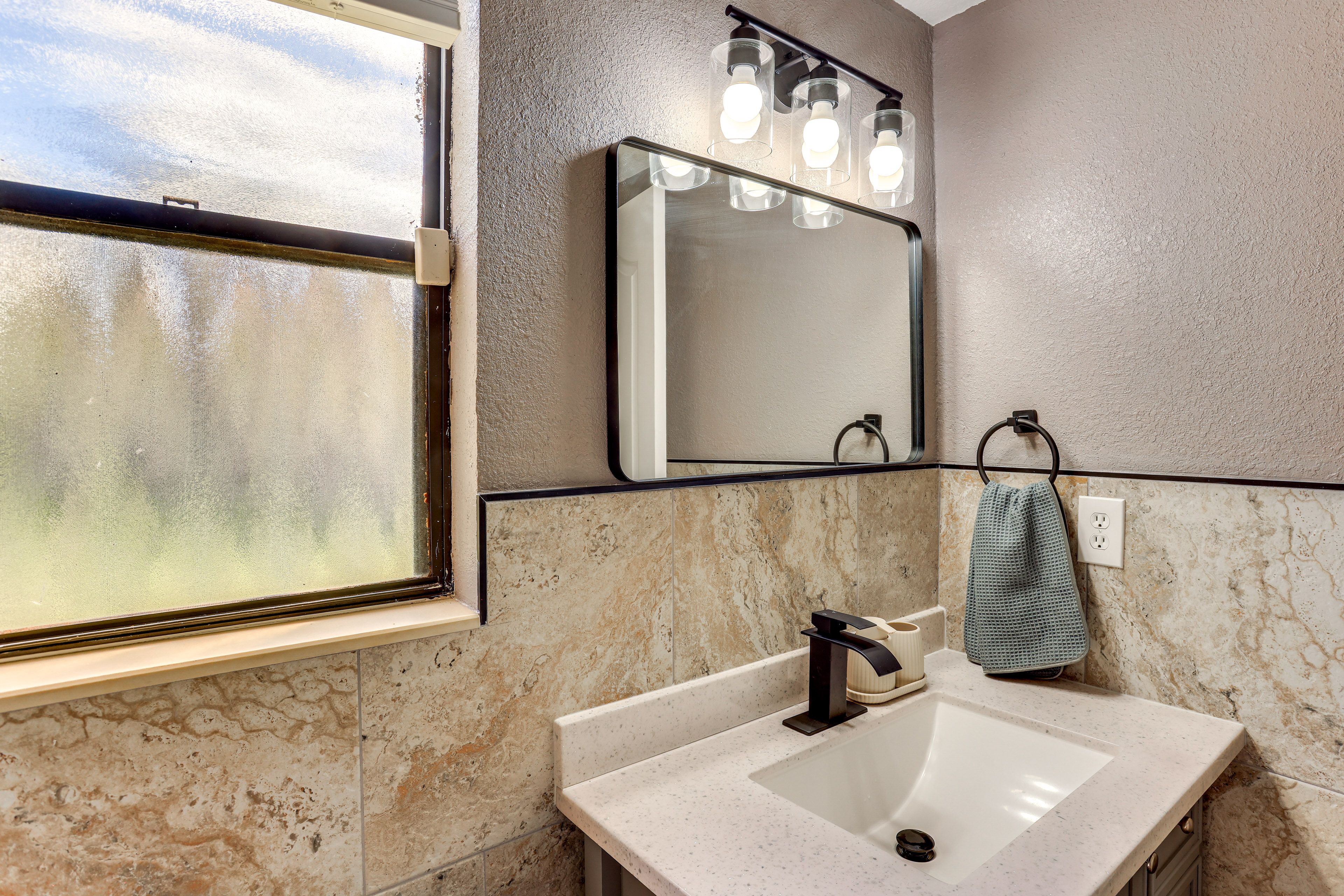 Full Bathroom | 1st Floor | Complimentary Toiletries | Towels Provided