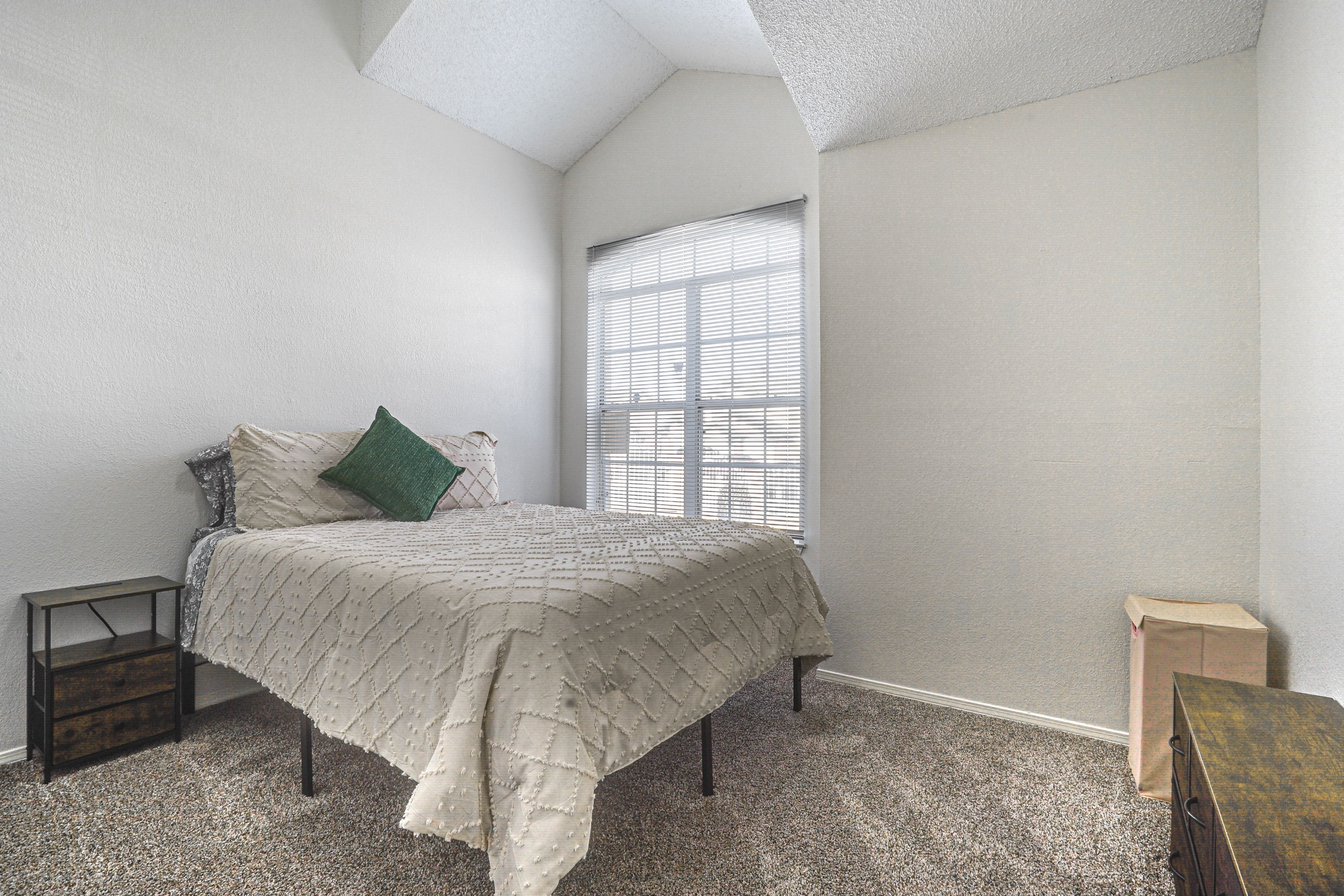 Bedroom 3 | Queen Bed