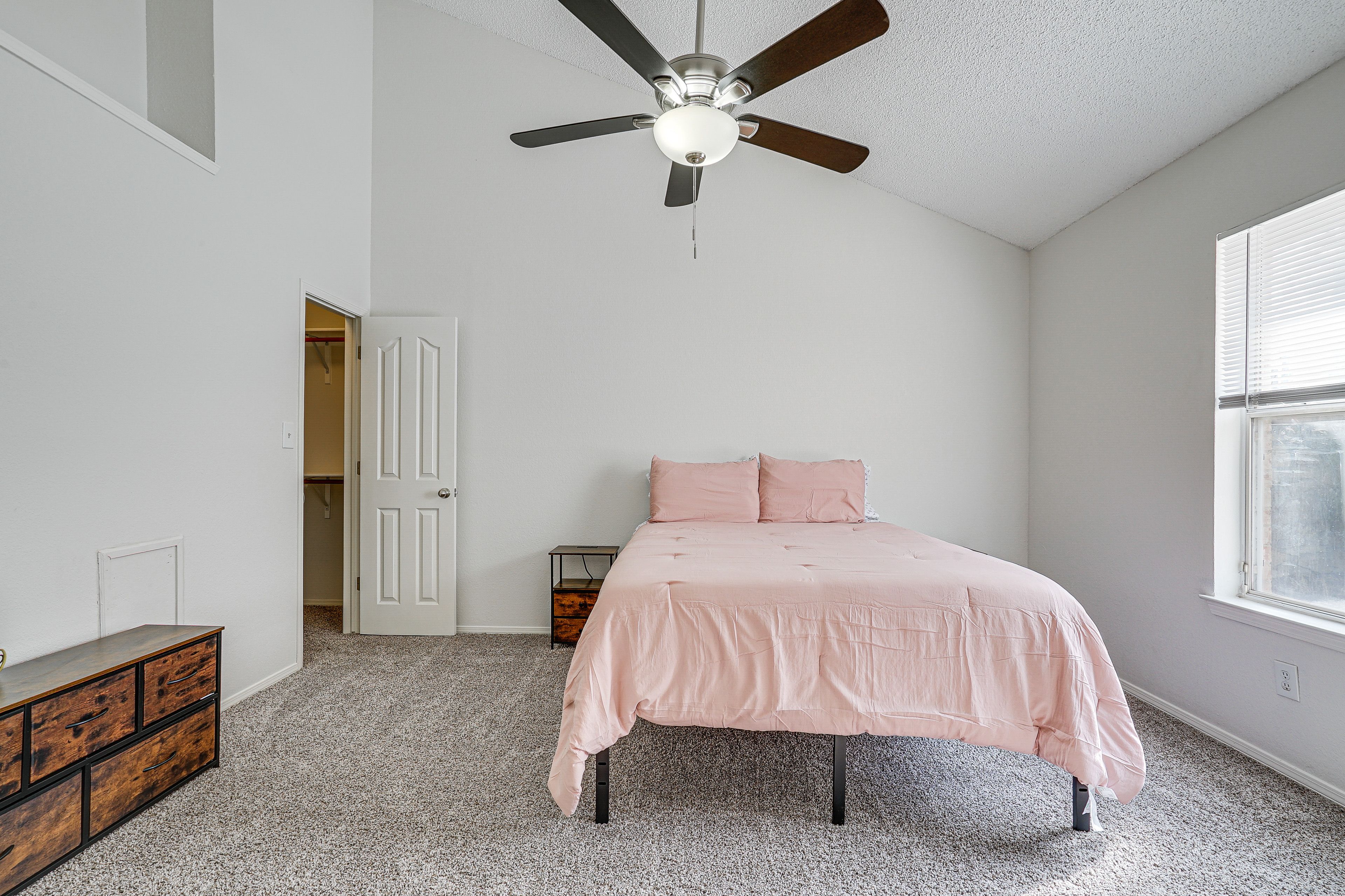 Bedroom 1 | Queen Bed