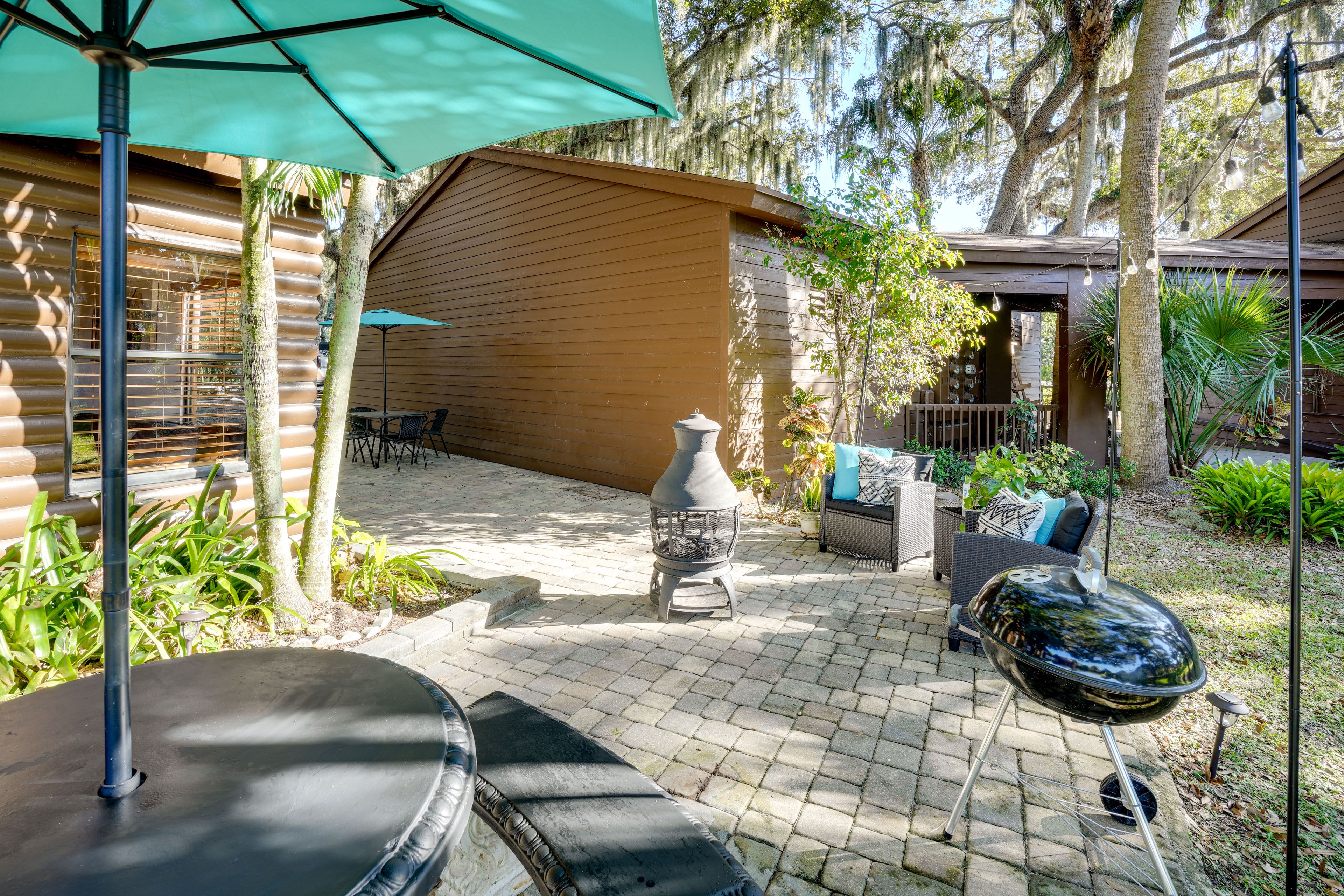 Private Patio | Wood-Burning Fire Pit | Charcoal Grill