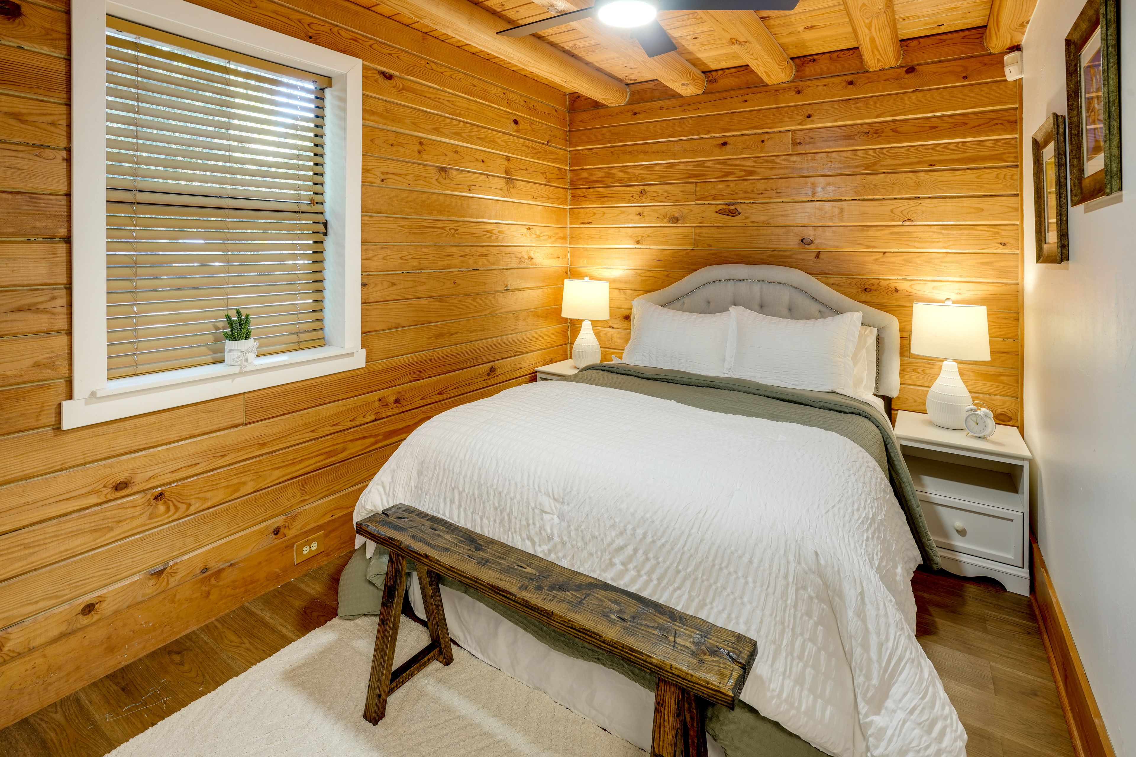 Bedroom | Queen Bed | Smart TV | 1st Floor