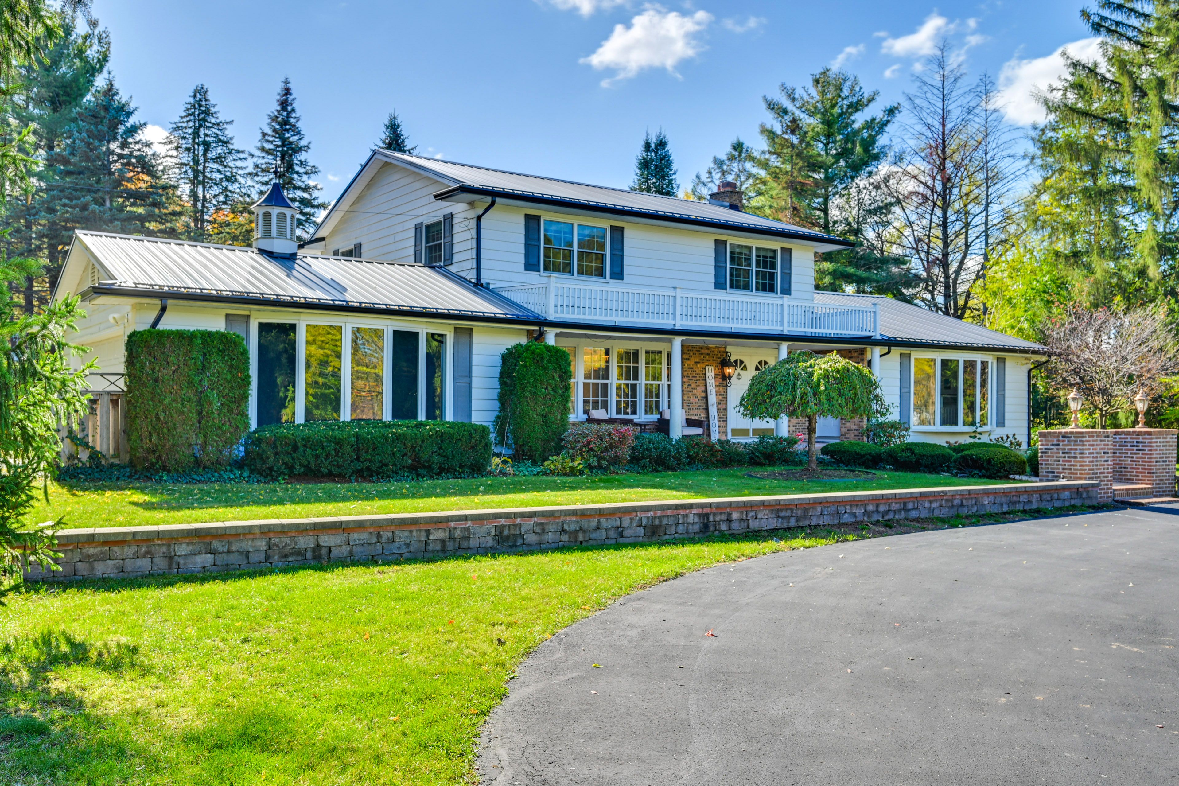 Parking | Front Driveway (10 Vehicles) | Side Driveway (4 Vehicles)