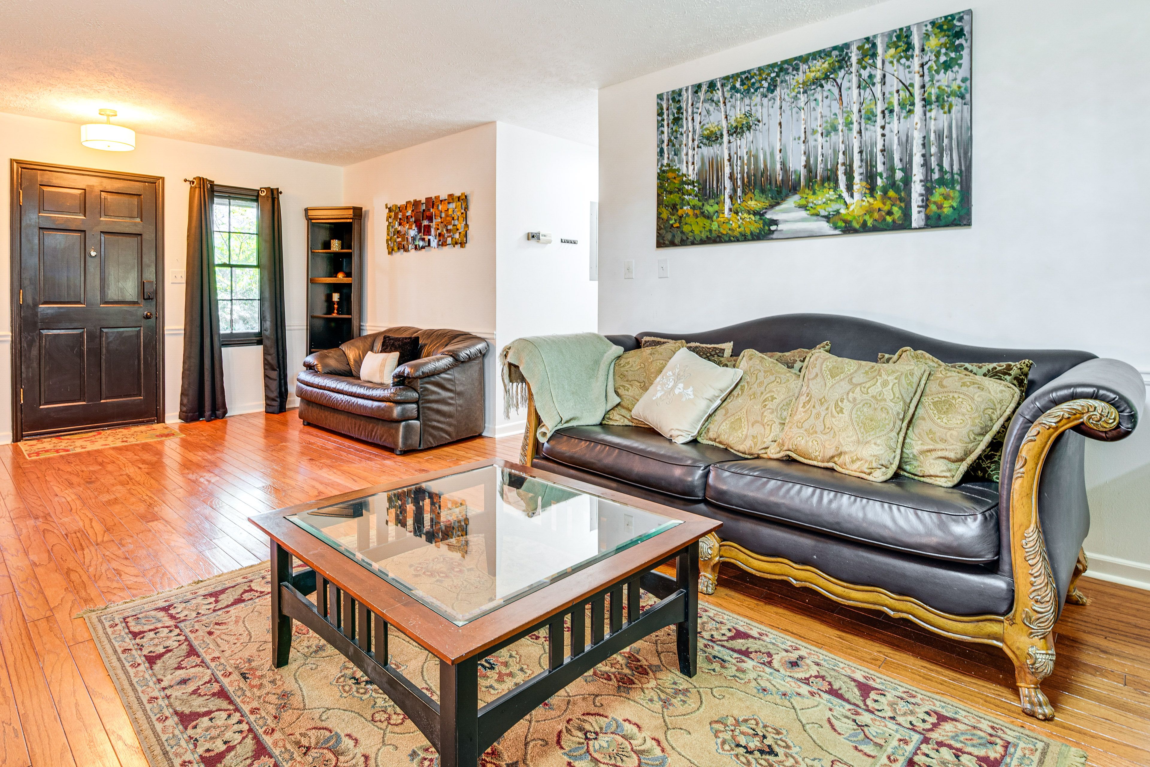 Living Room | Free WiFi | Central Heating & Air Conditioning