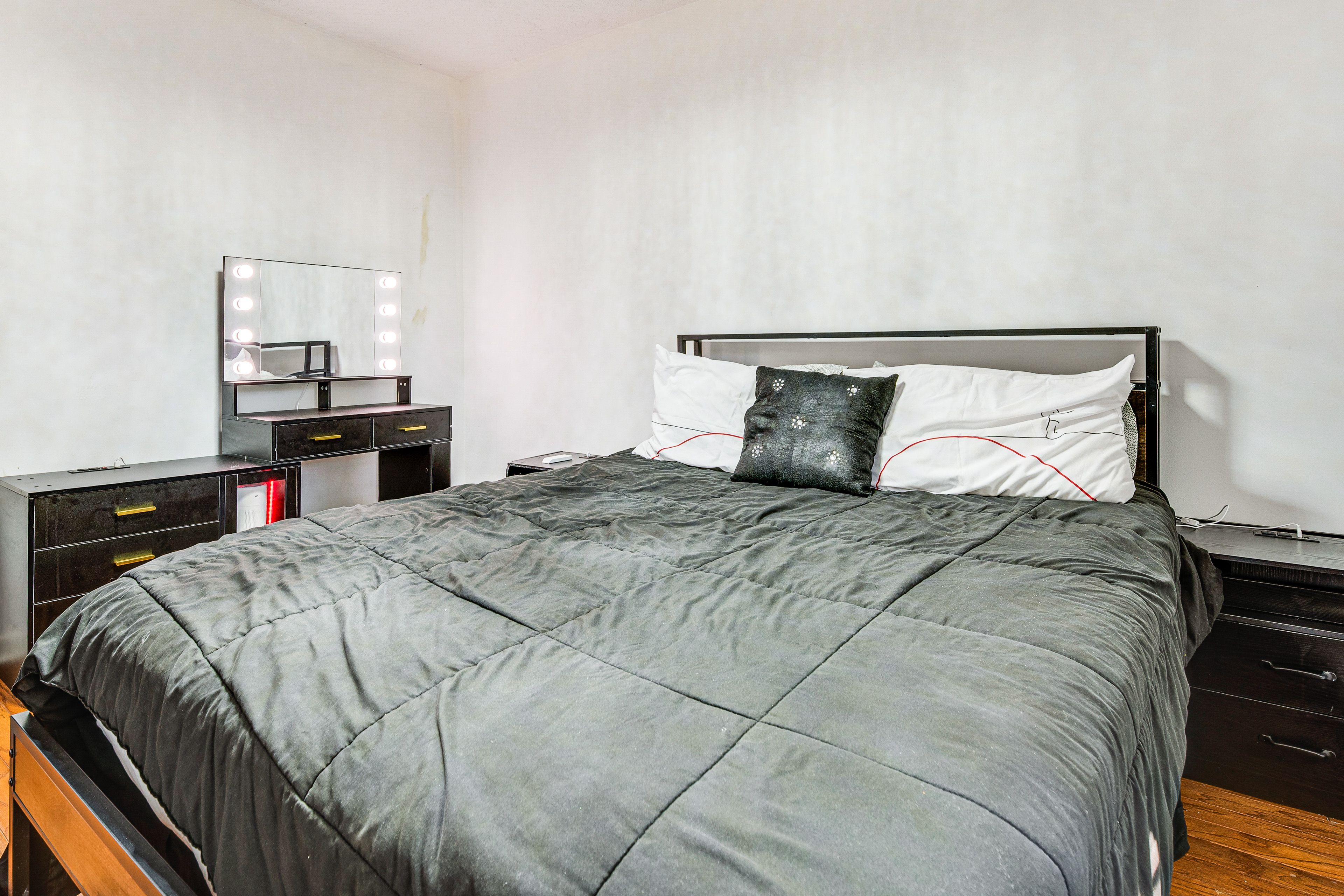 Bedroom 3 | Queen Bed