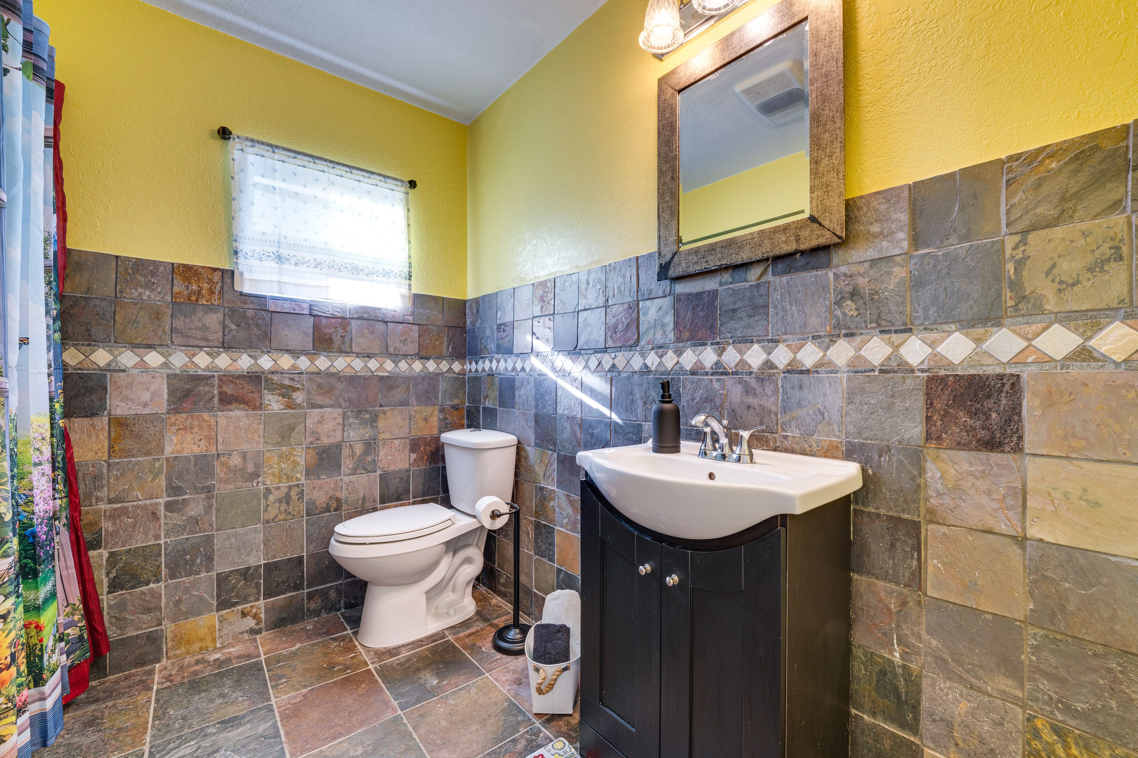 Bathroom | Jacuzzi | Towels Provided