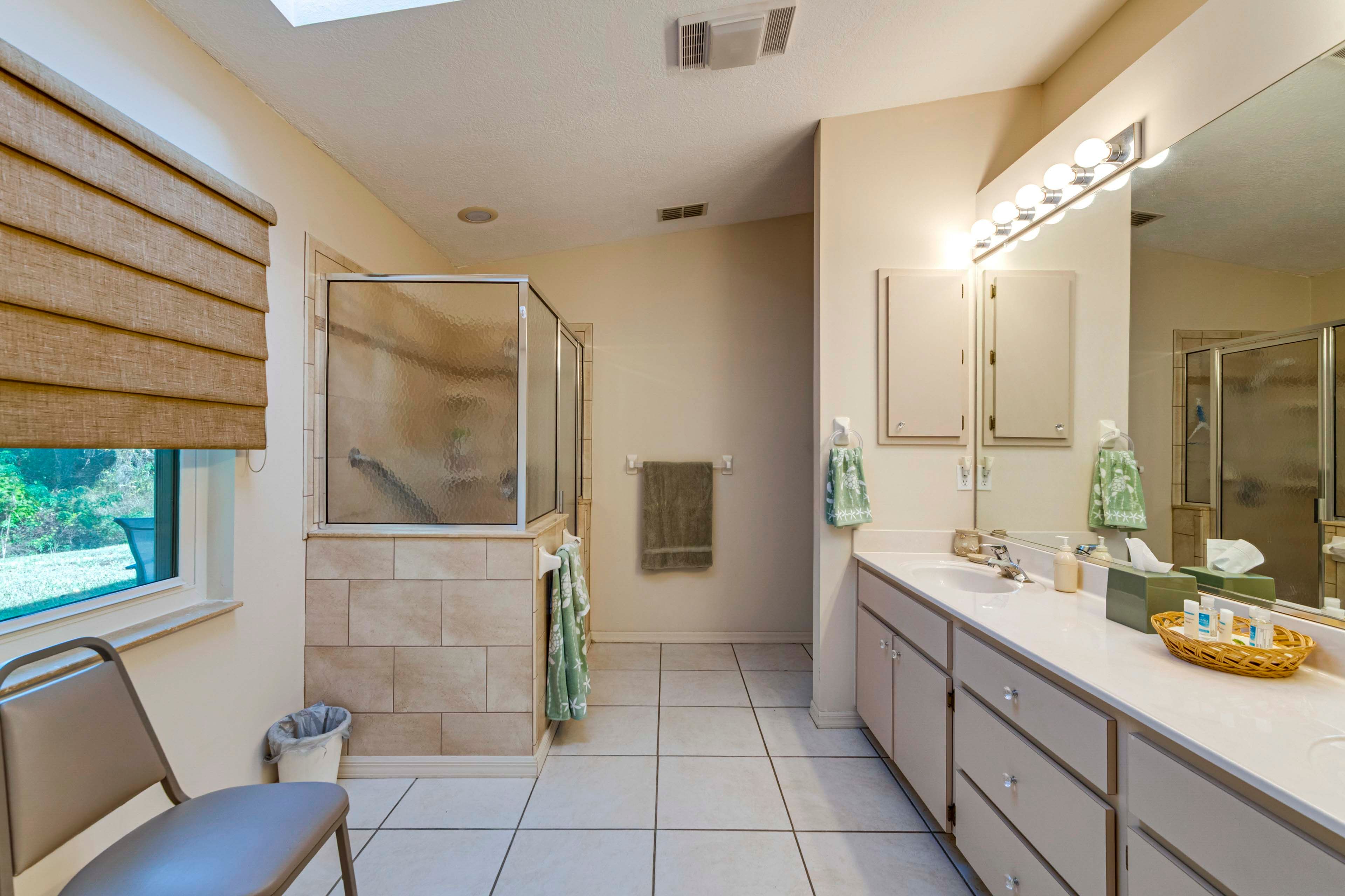 Full Bathroom | Towels Provided