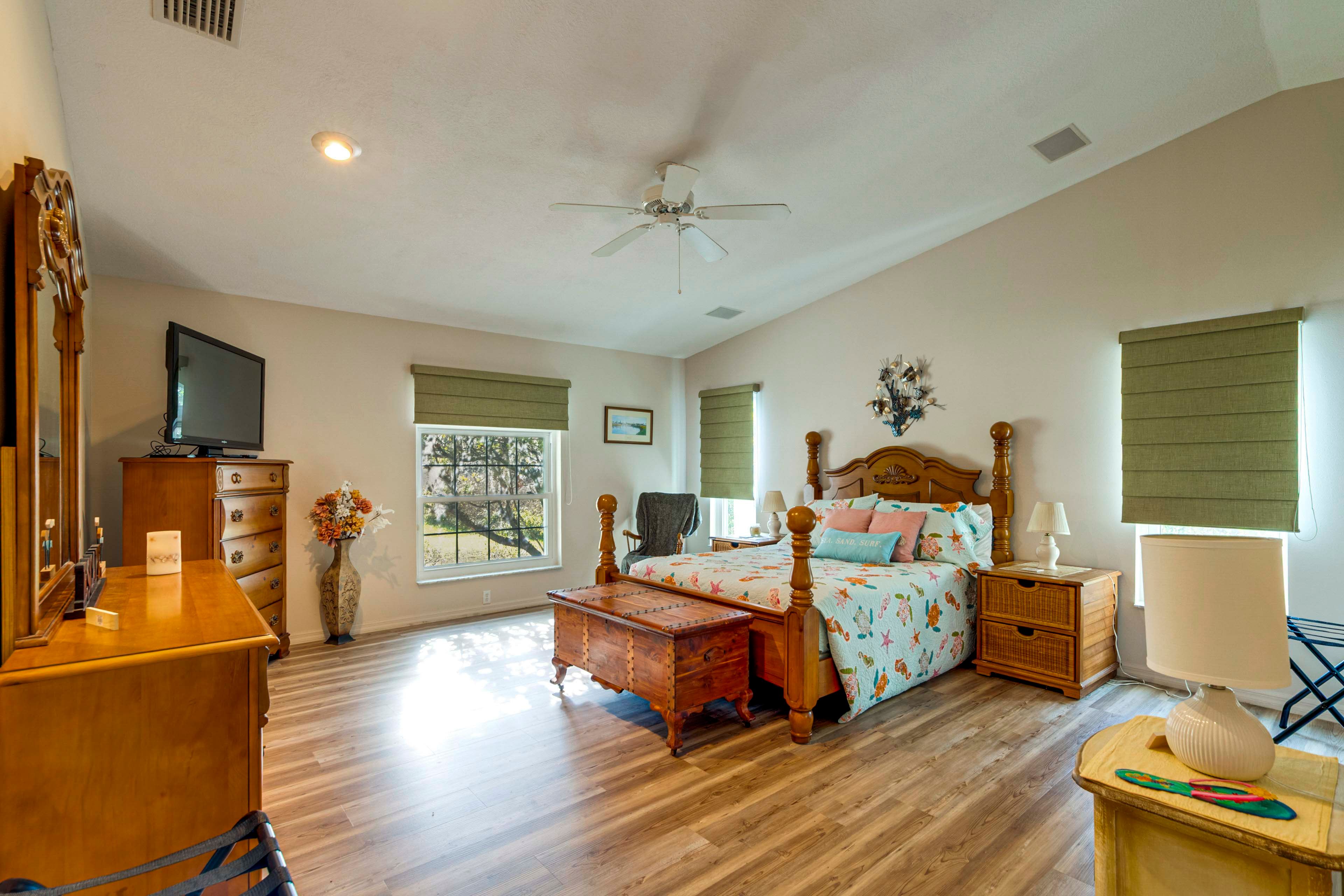 Bedroom 1 | Queen Bed