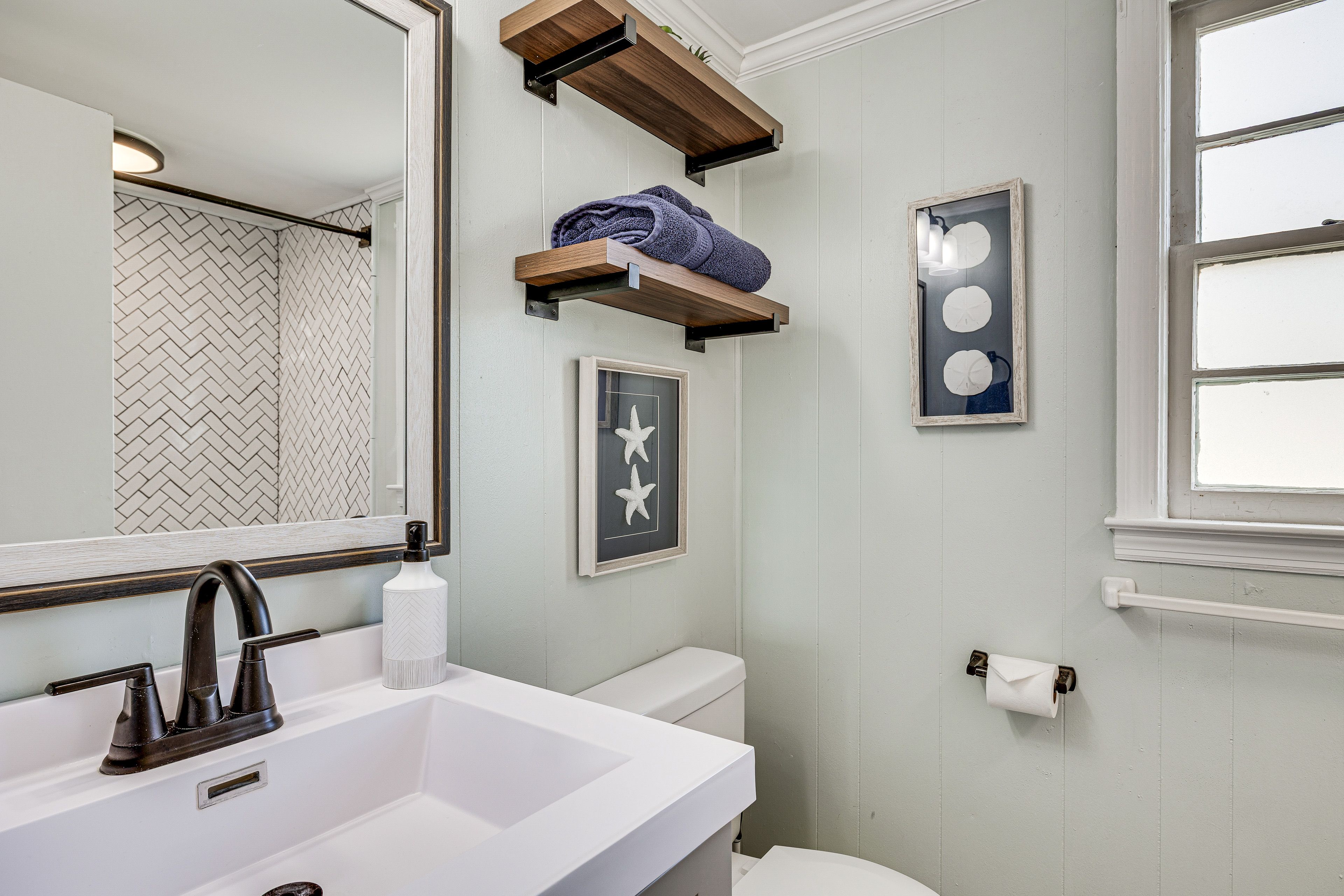 Full Bathroom | Towels Provided