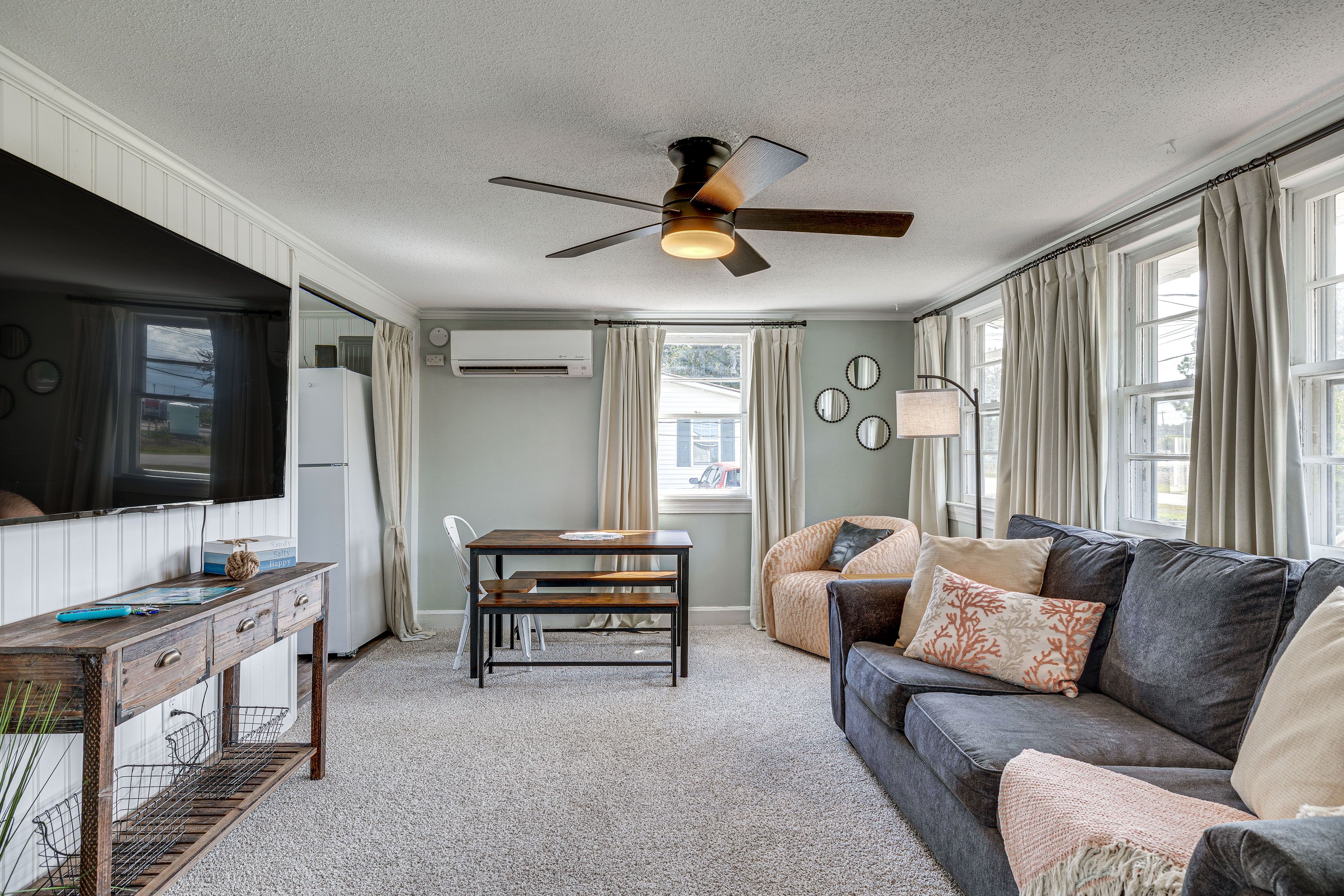 Living Room | Queen Sleeper Sofa | Free WiFi | Central A/C & Heating | Smart TV