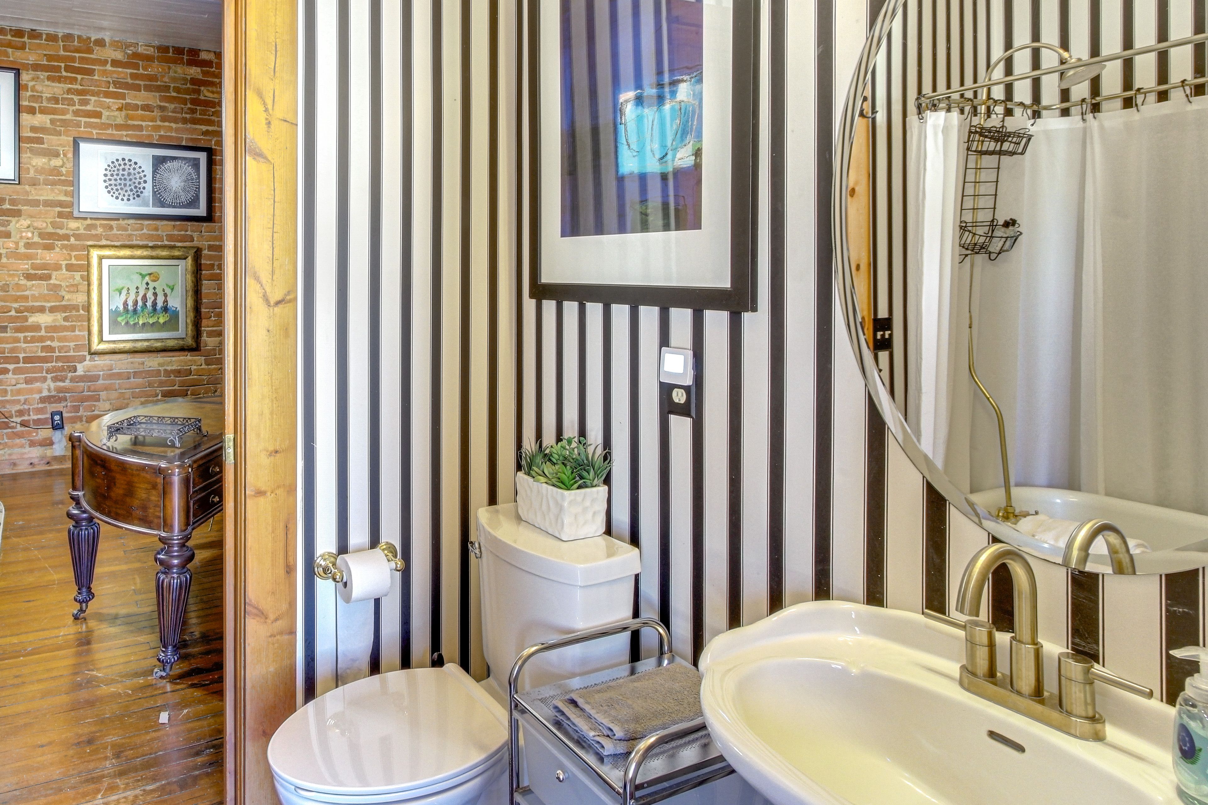 Full Bathroom | Complimentary Toiletries