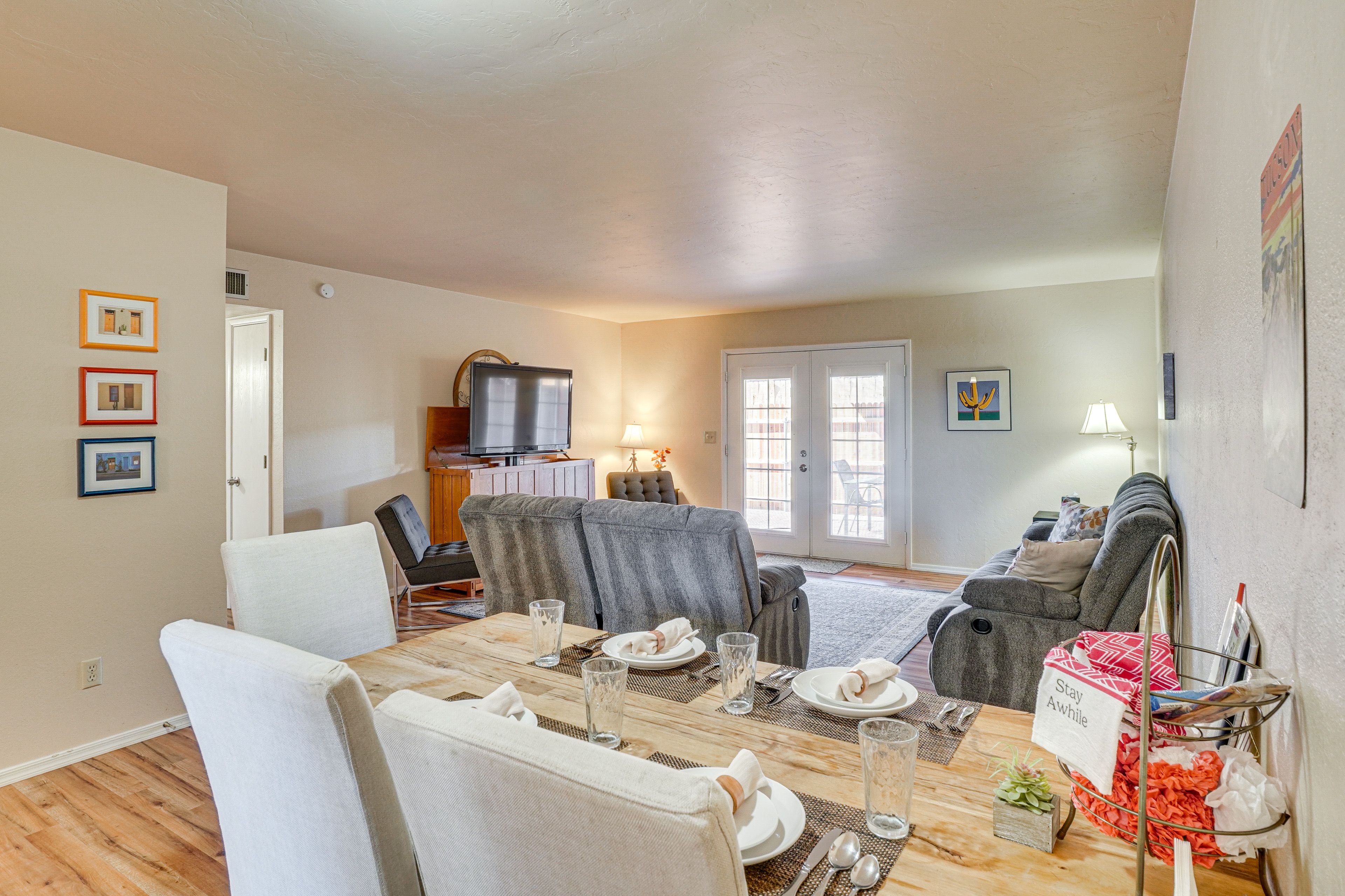 Dining Area & Living Room | Free WiFi | Central A/C & Heating