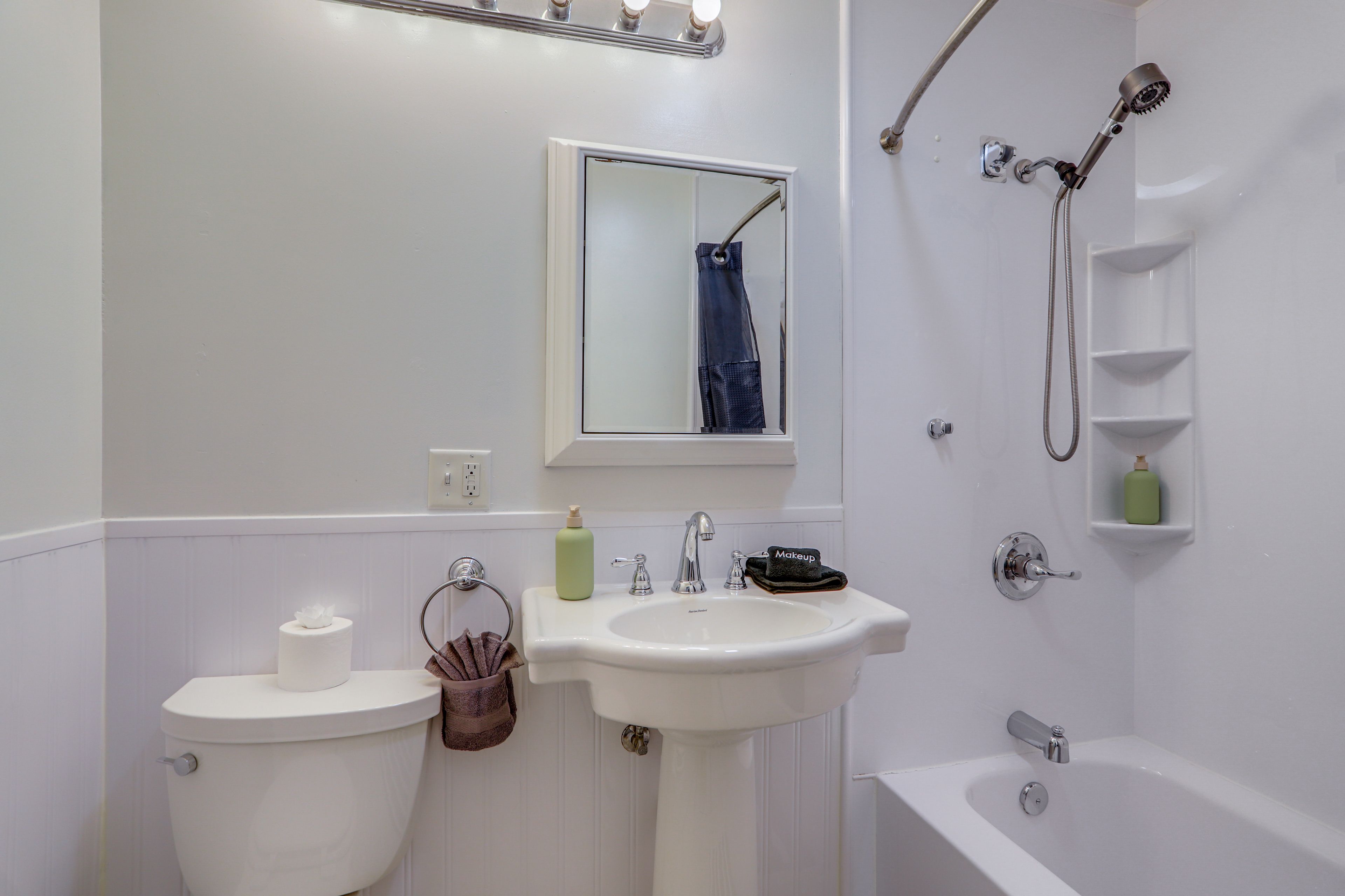 Full Bathroom | 2nd Floor | Towels & Linens Provided
