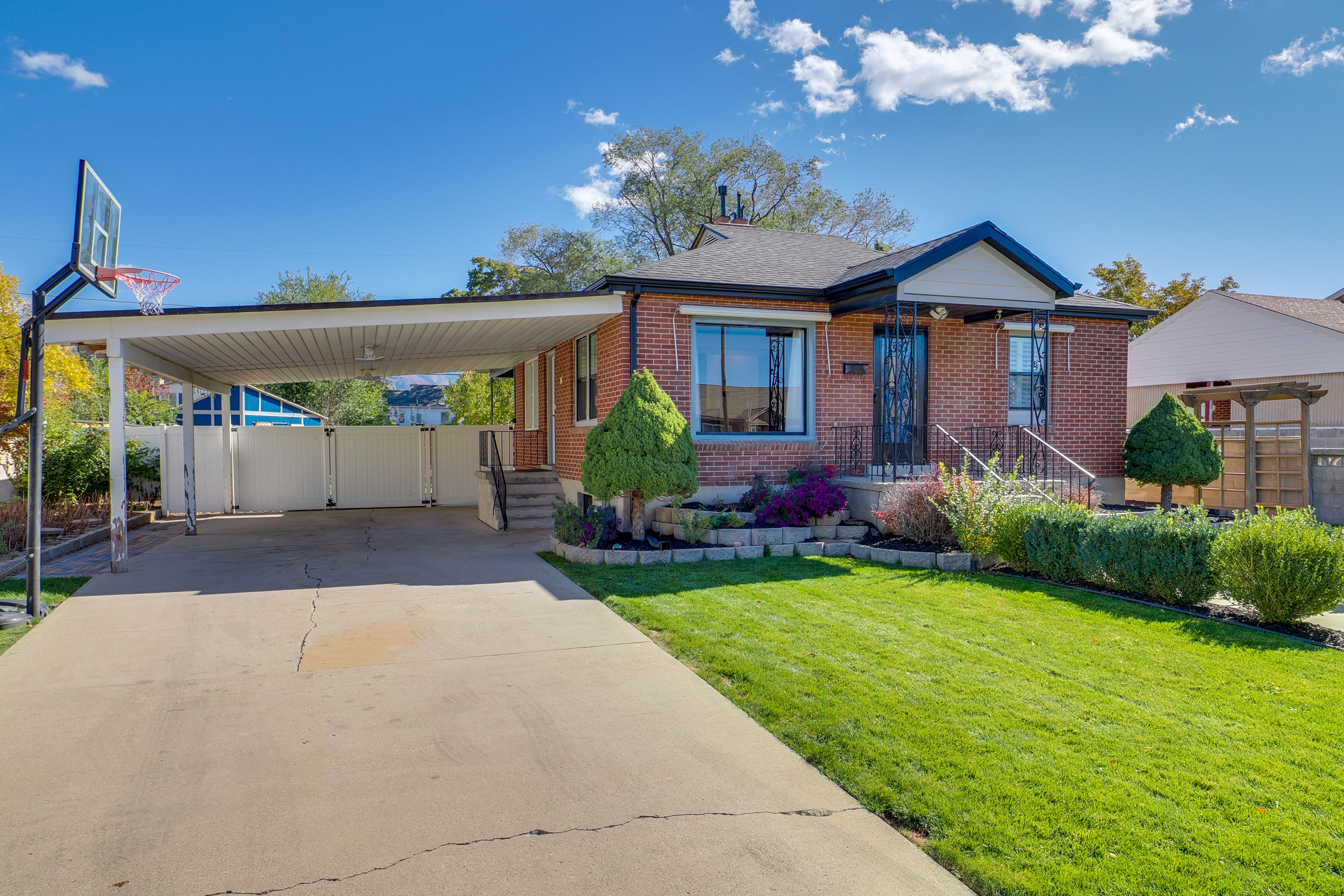 Parking | Carport (1 Vehicle) | Driveway (2 Vehicles) | Free Street Parking