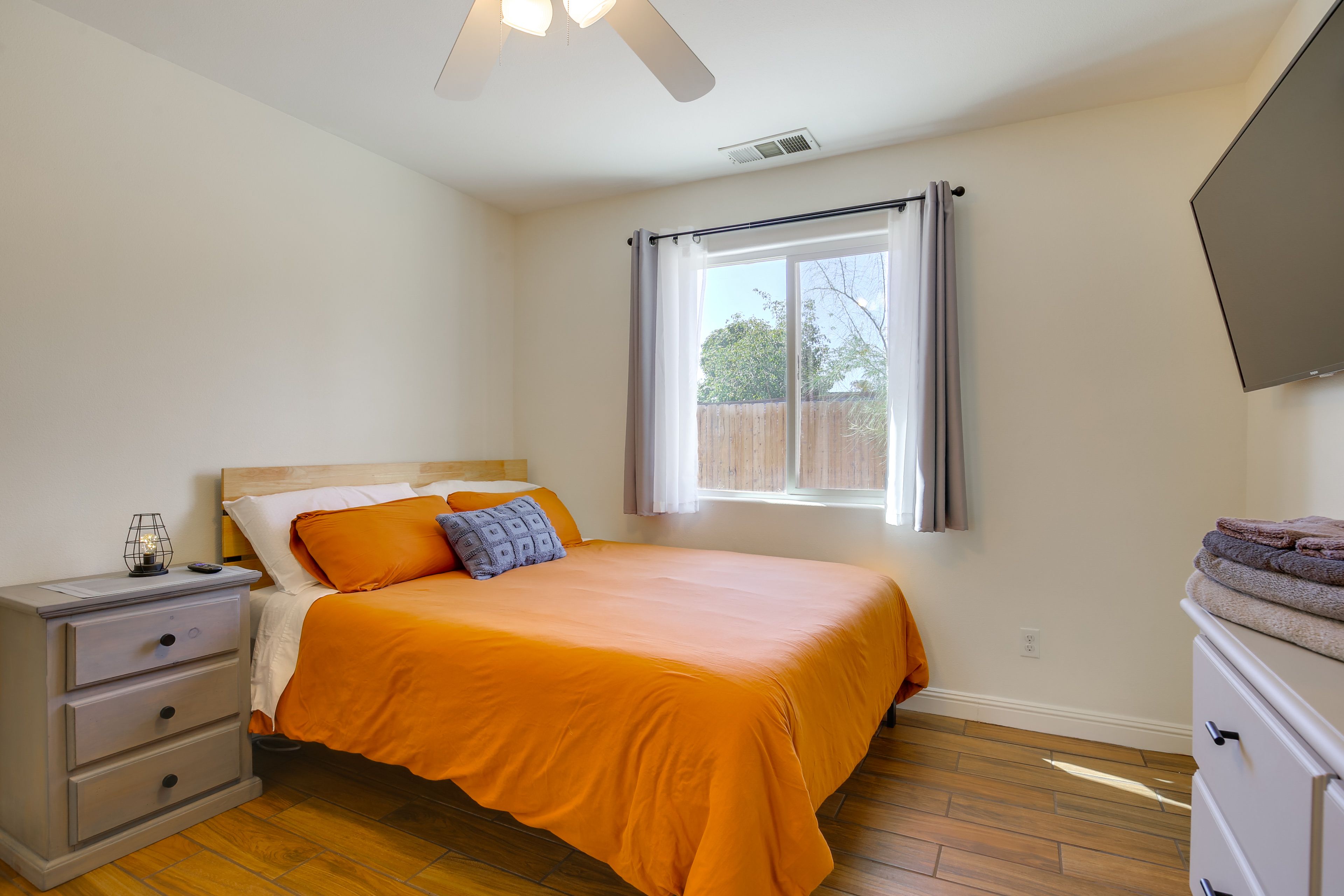 Bedroom 2 | Queen Bed