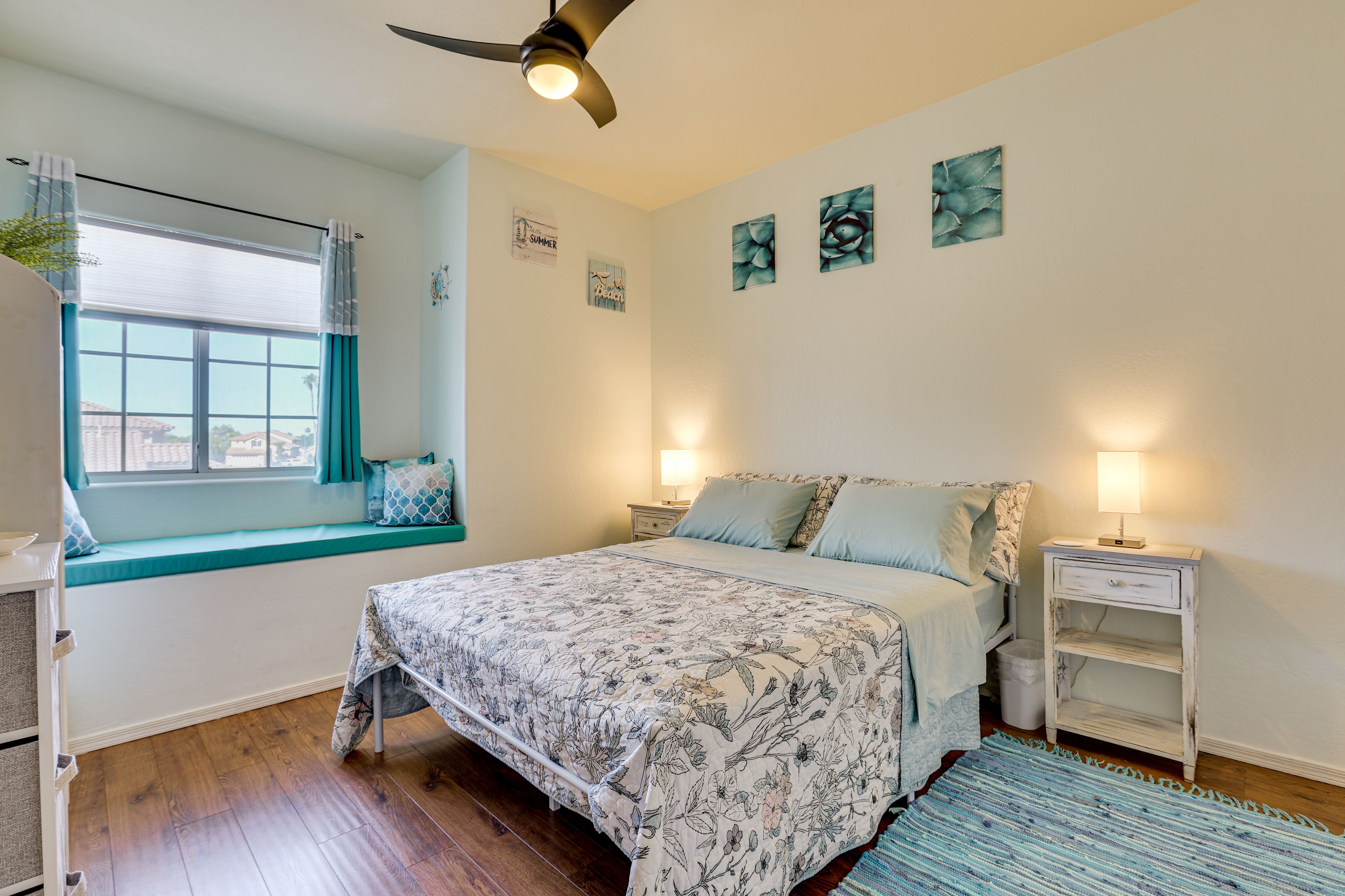 Bedroom 2 | Queen Bed | Smart TV | Bookshelf | 2nd Floor