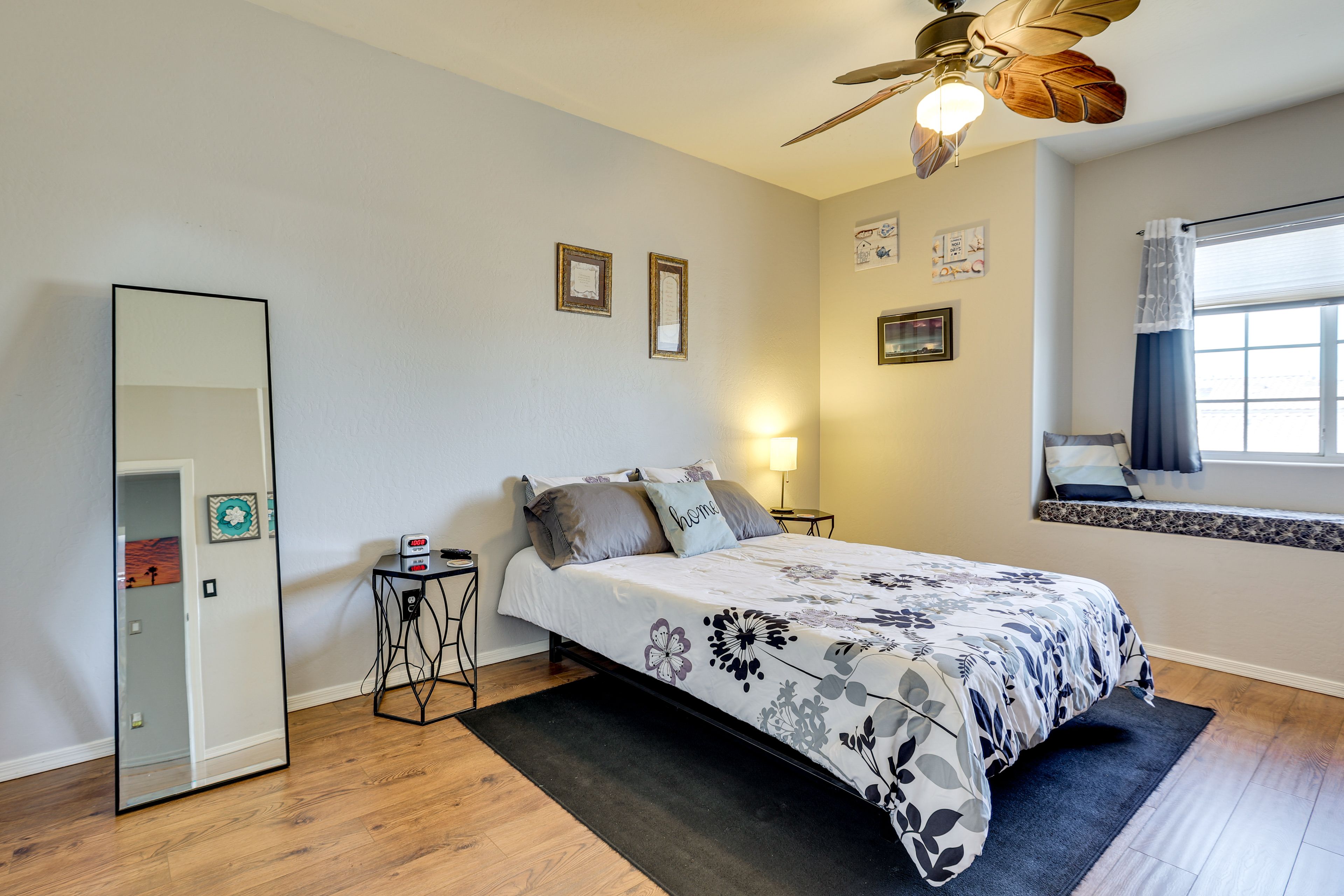 Bedroom 3 | Queen Bed | Smart TV | Bookshelf | 2nd Floor