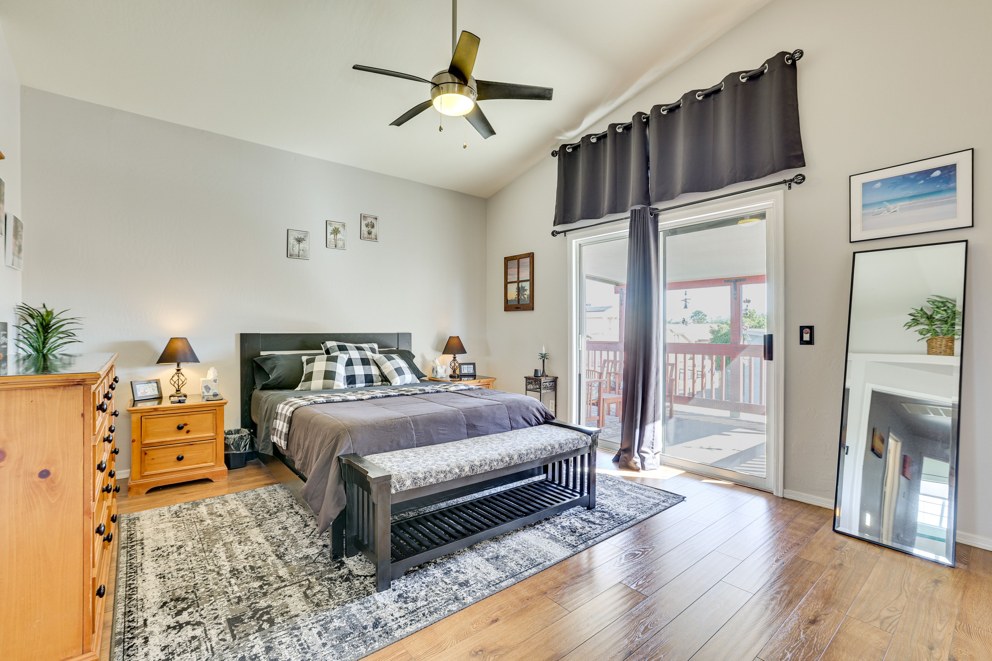 Bedroom 1 | Queen Bed | Smart TV | 2nd Floor