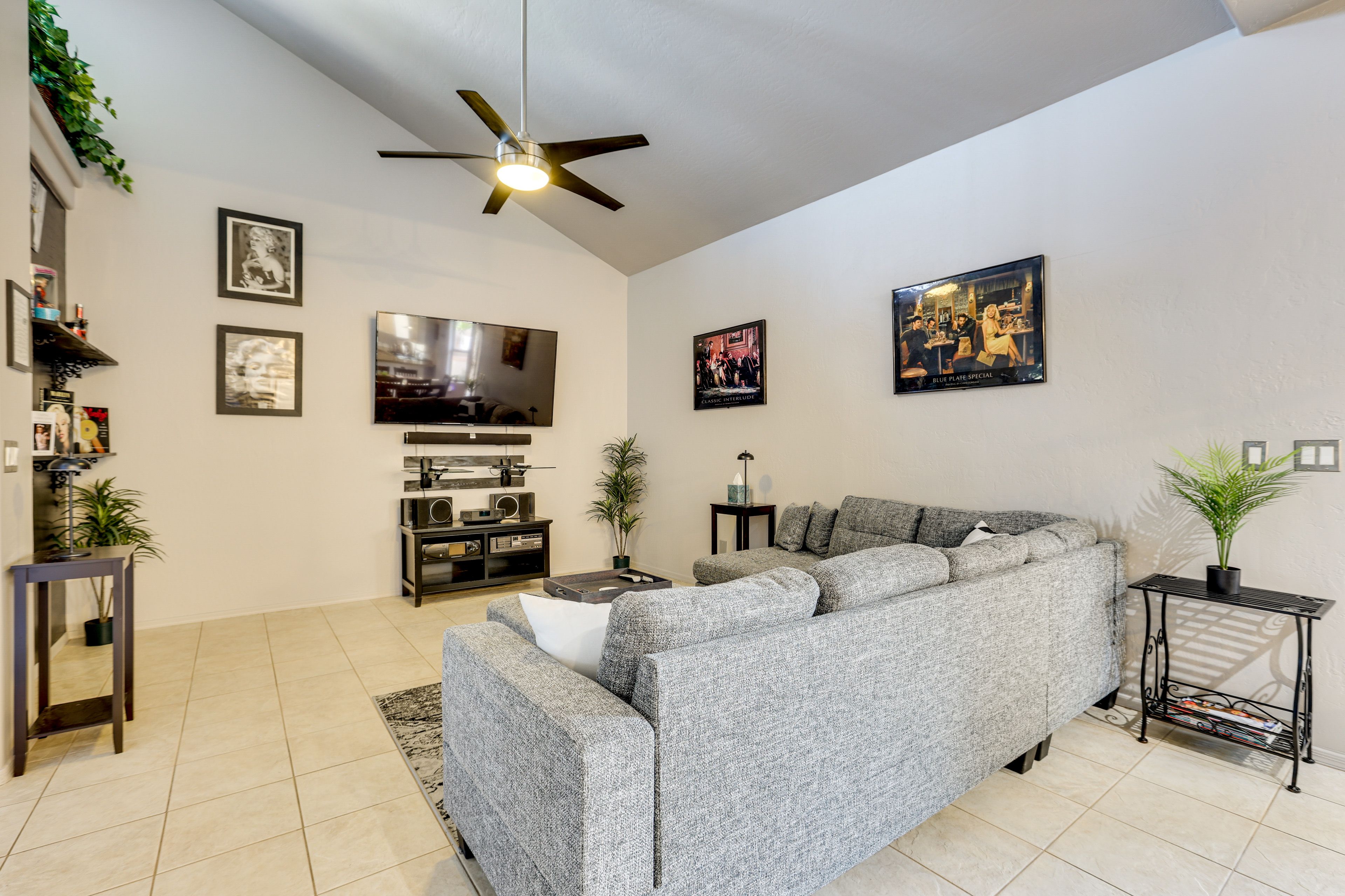 Living Room | Smart TV