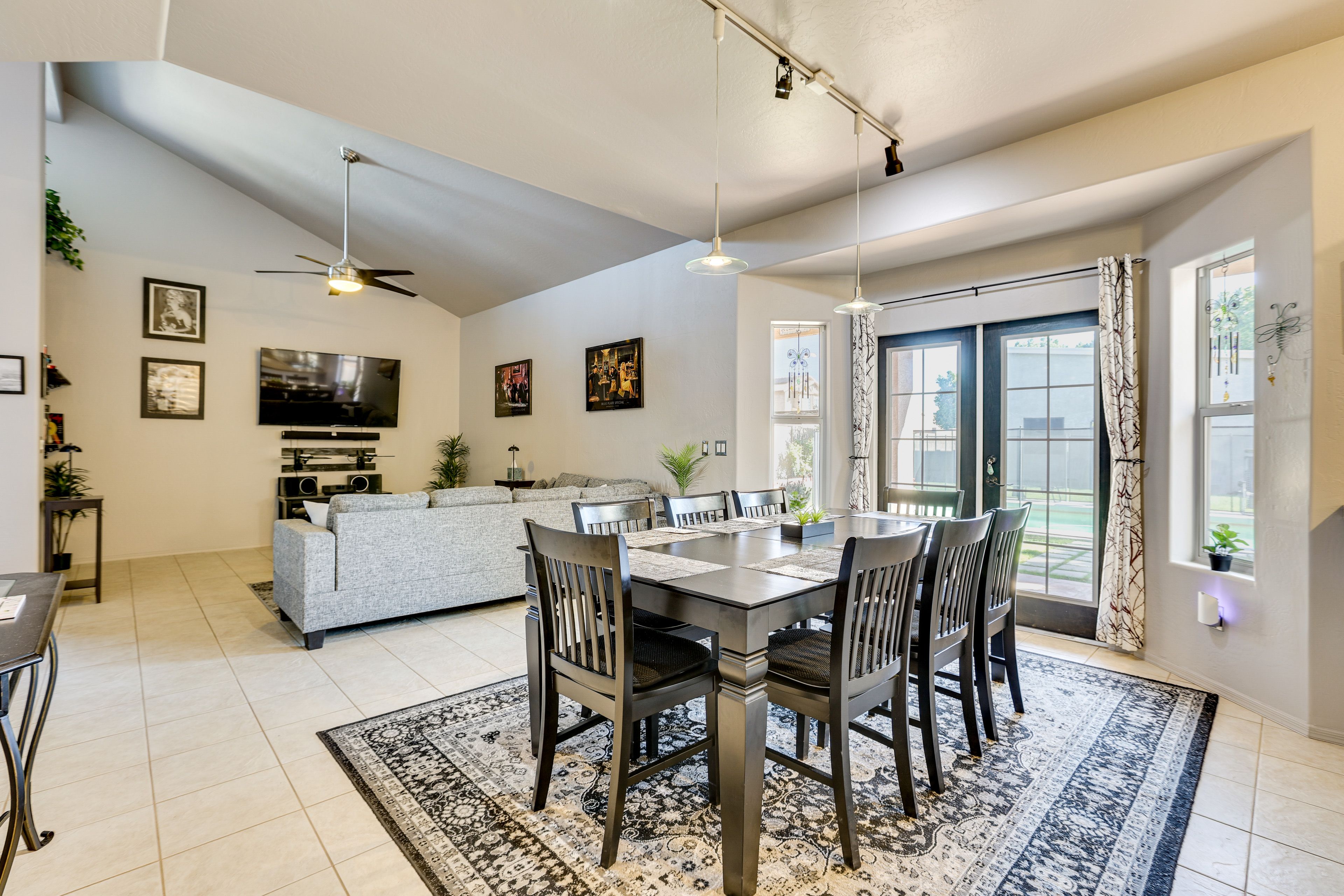 Dining Area | Dishware/Flatware Provided | 1st Floor