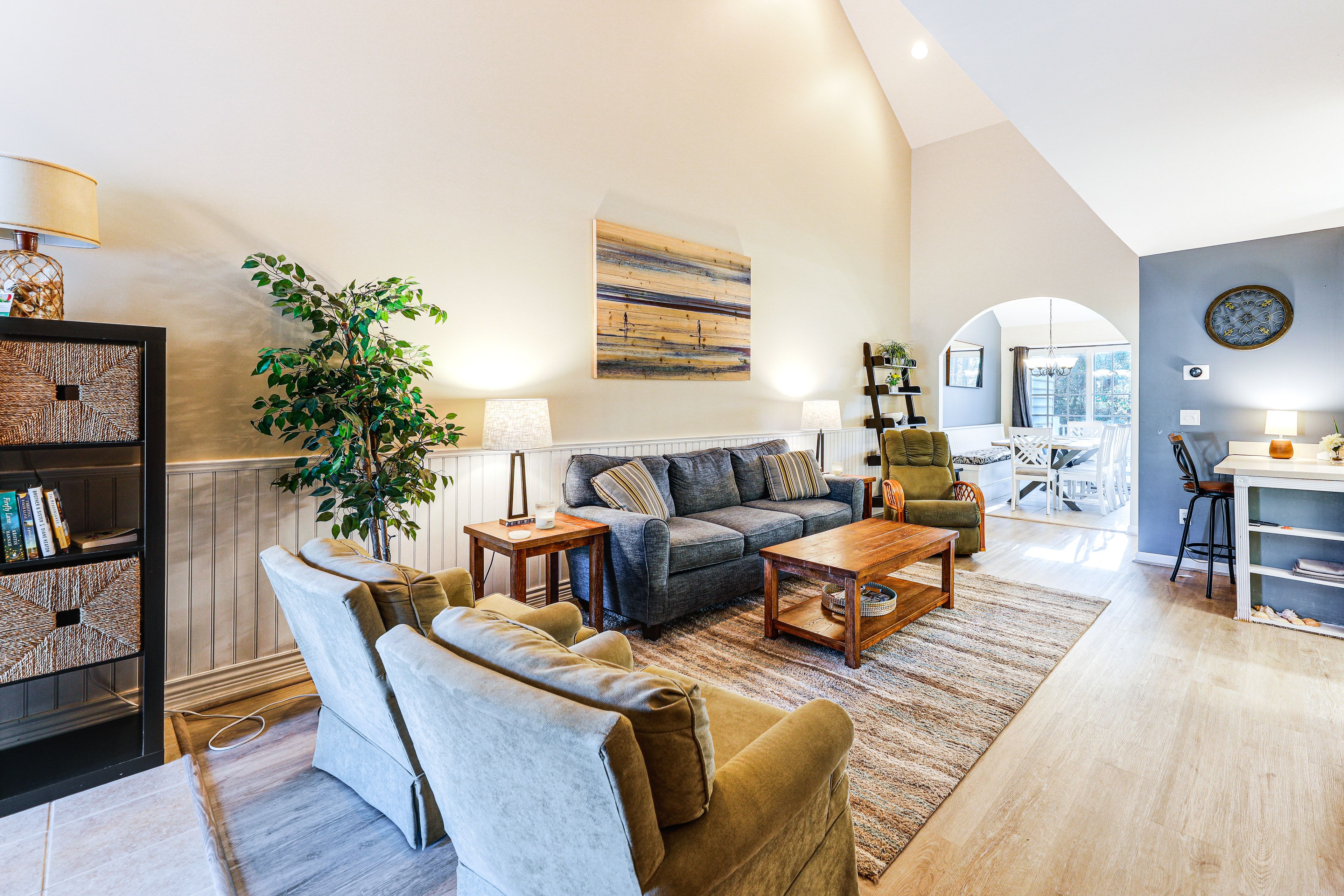 Living Room | 1st Floor | Smart TV | Free WiFi | Central A/C & Heat