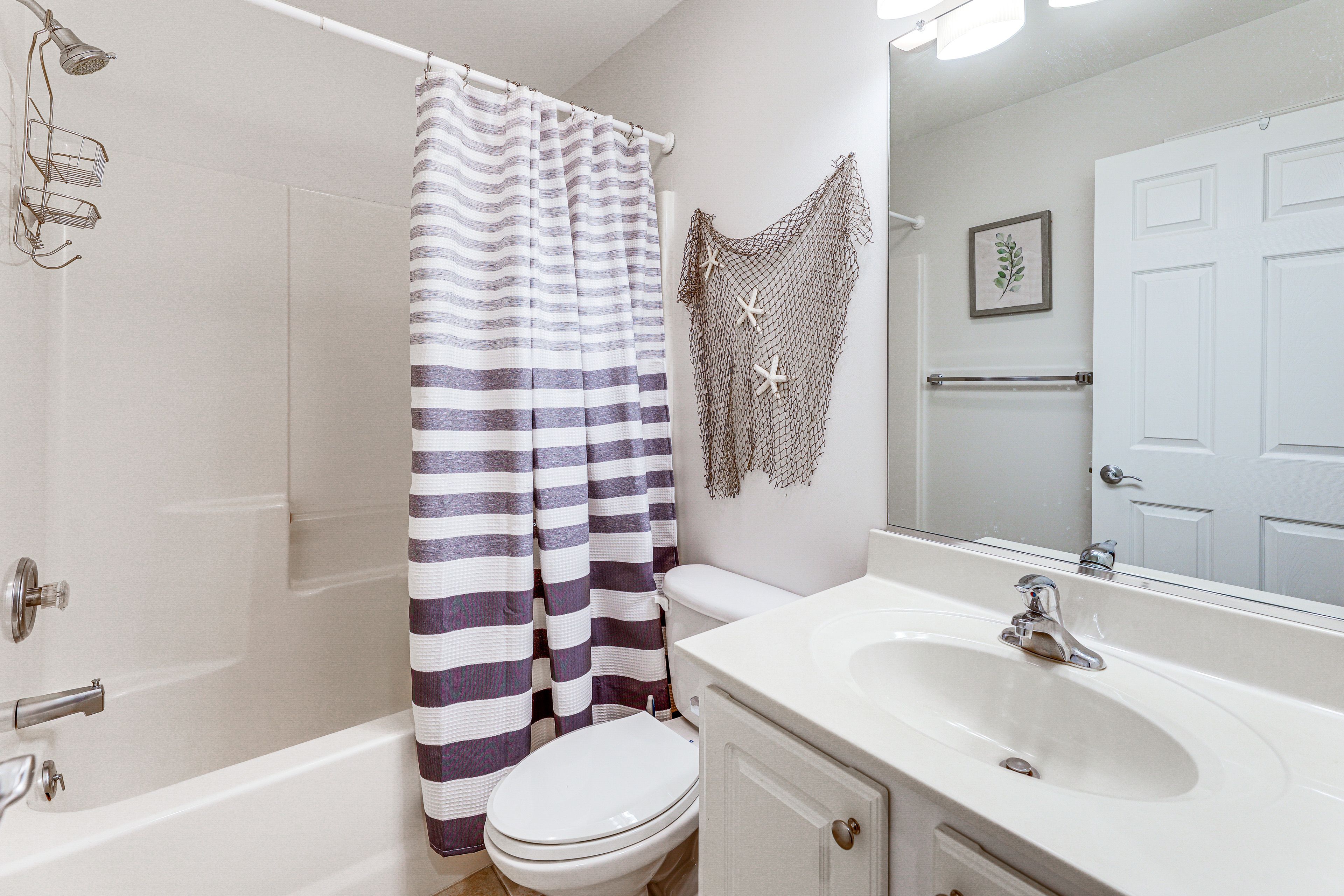 Full Bathroom | 1st Floor | Towels Provided