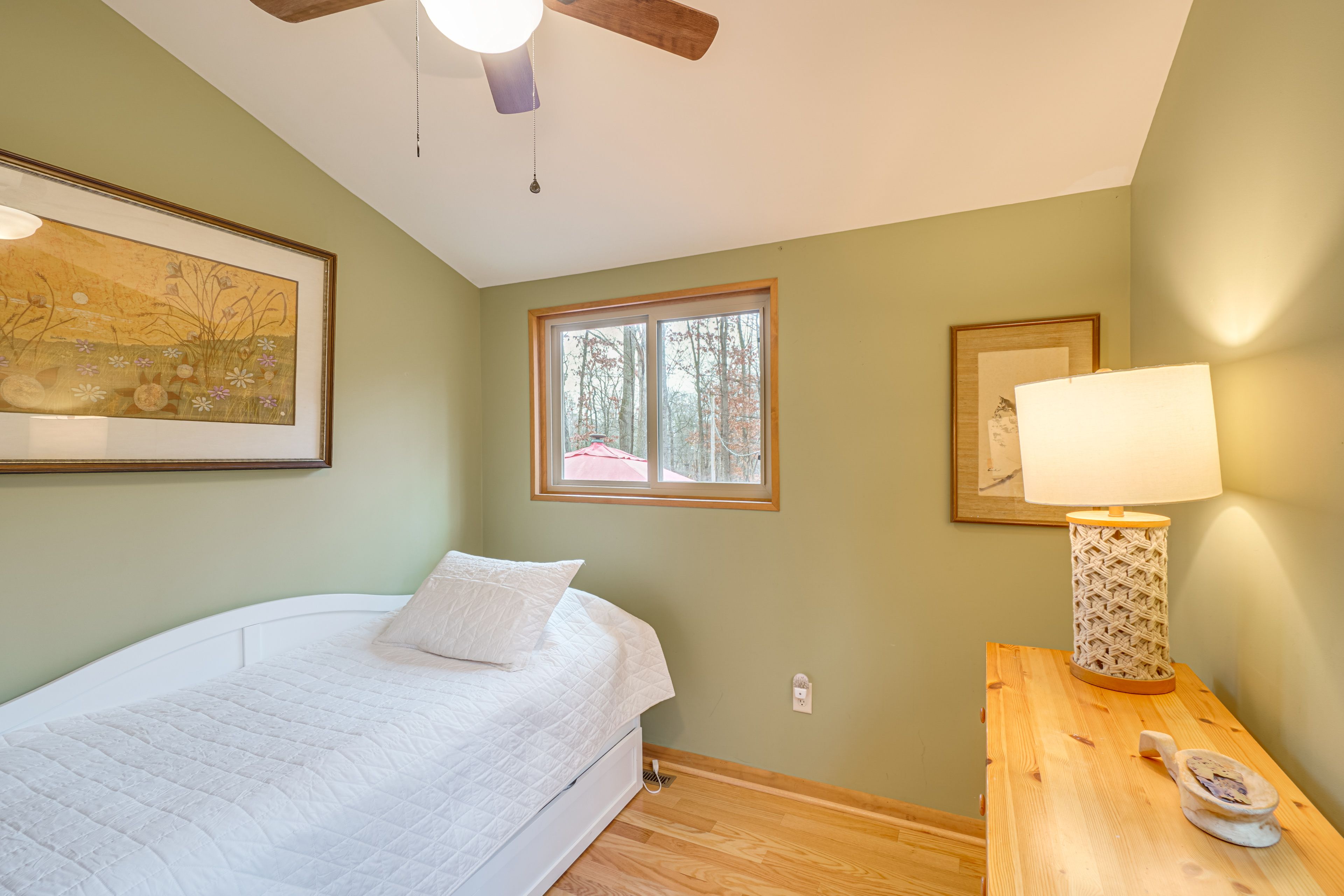 Bedroom 2 | Twin Daybed w/ Twin Trundle