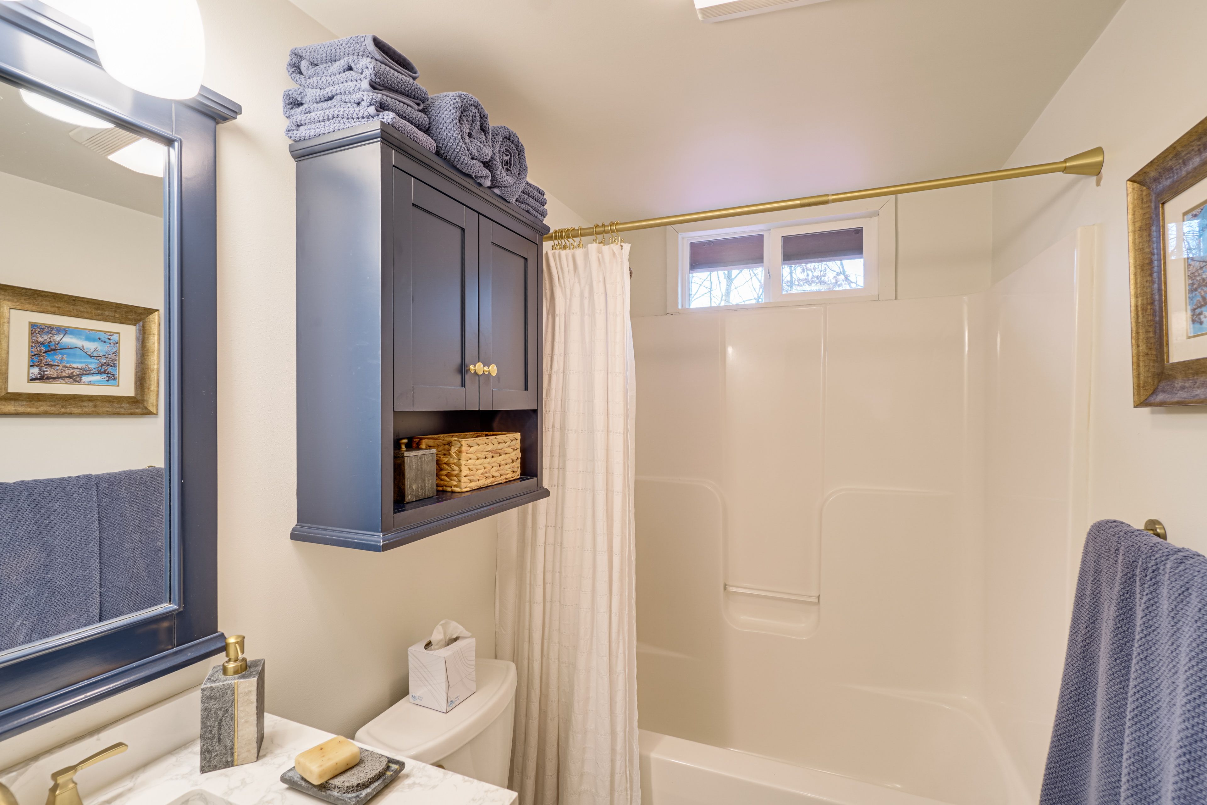 Full Bathroom | Towels Provided