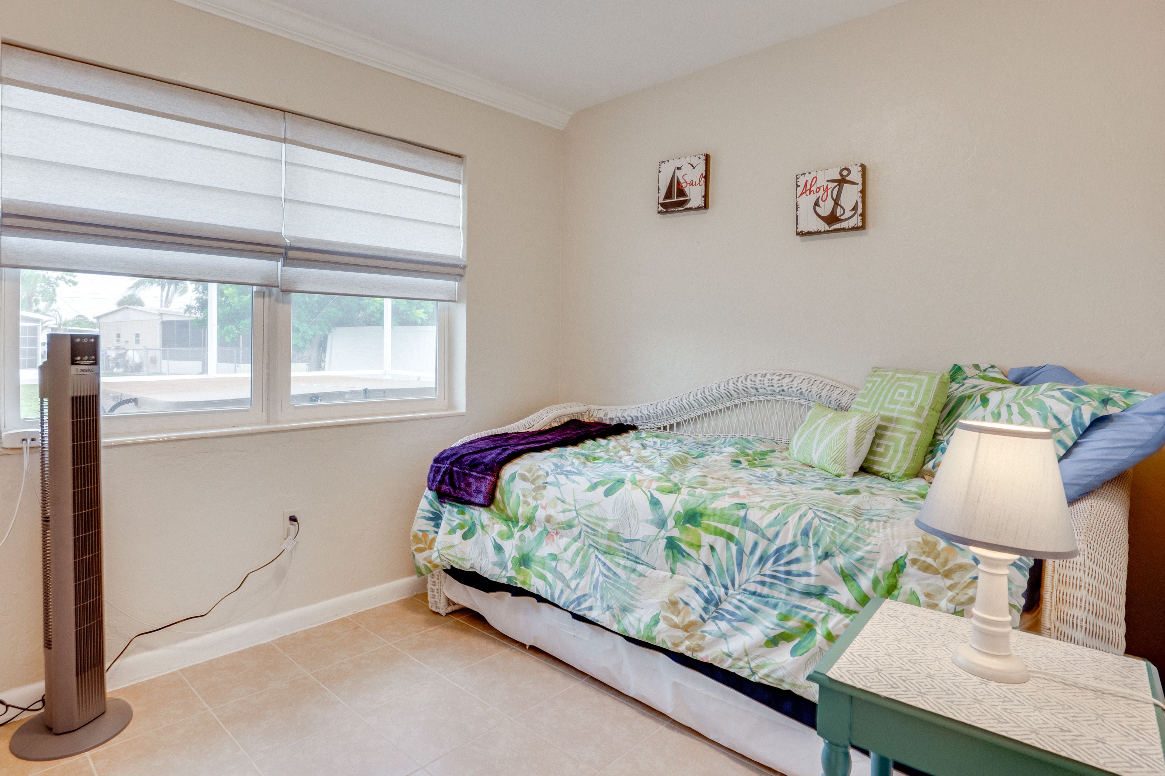 Bedroom 2 | Twin Daybed w/ Twin Trundle