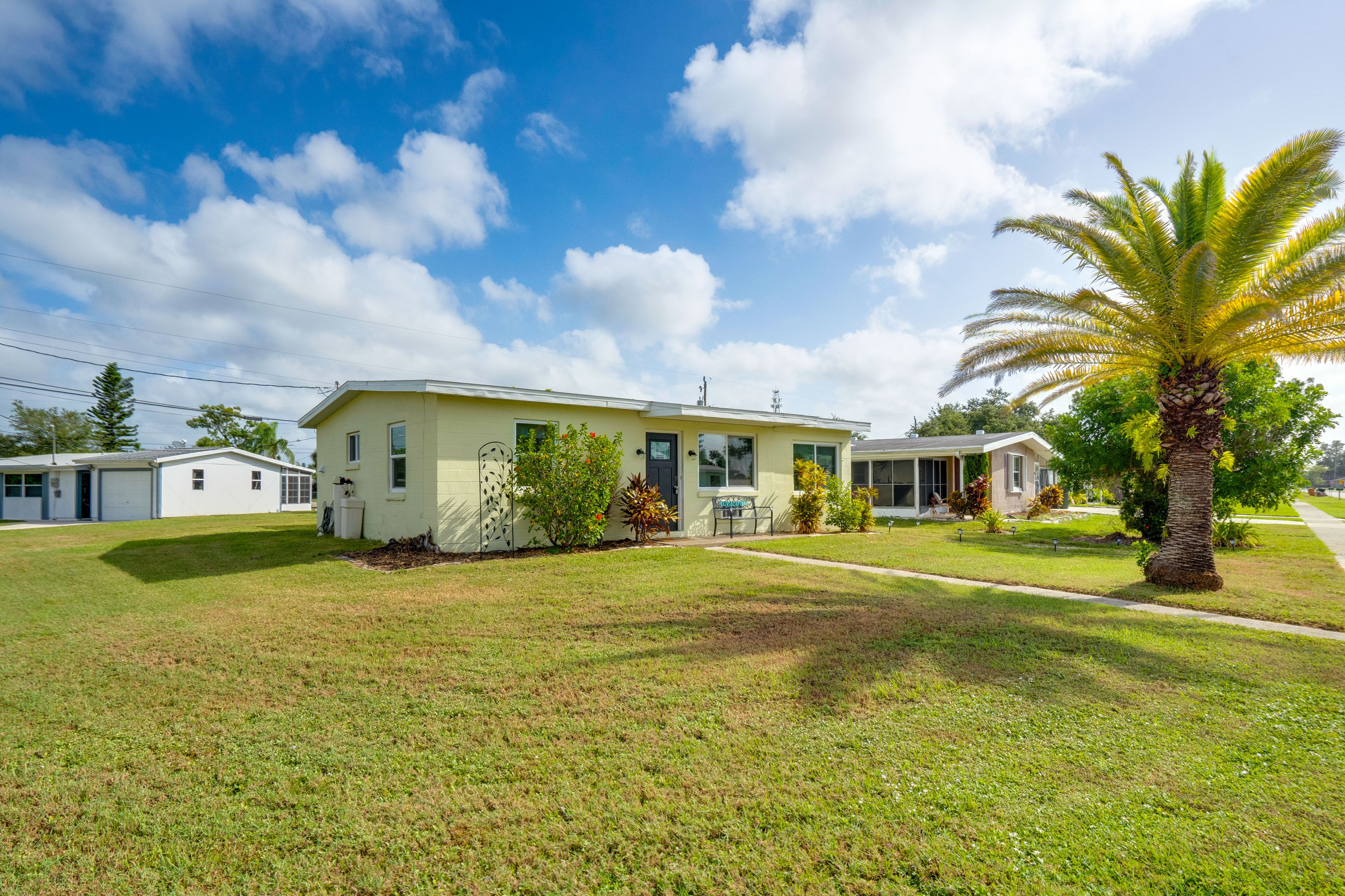 Home Exterior | Parking | Driveway (2 Vehicles)