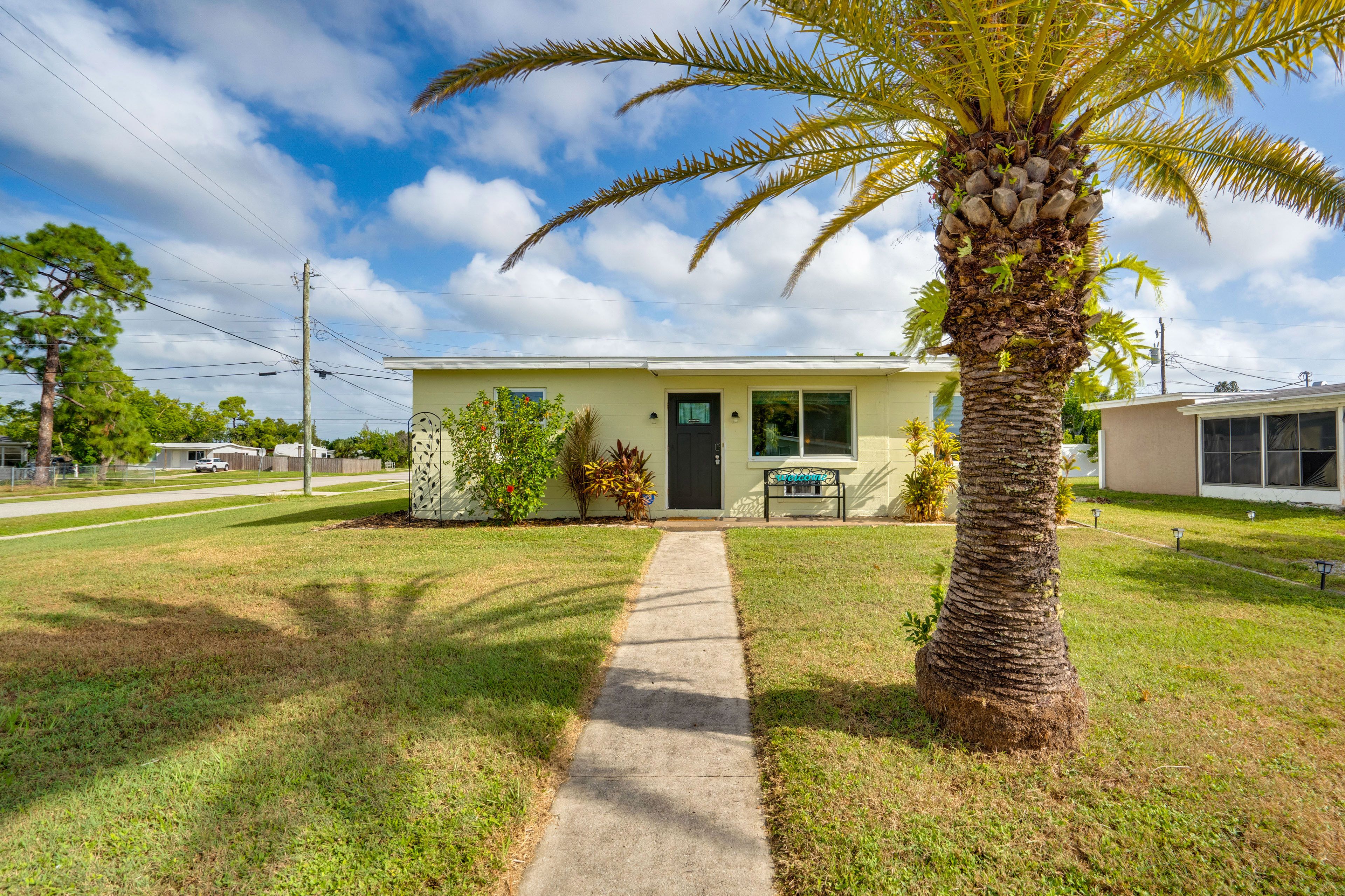 North Port Vacation Rental | 2BR | 1BA | 2 Steps Required | 847 Sq Ft