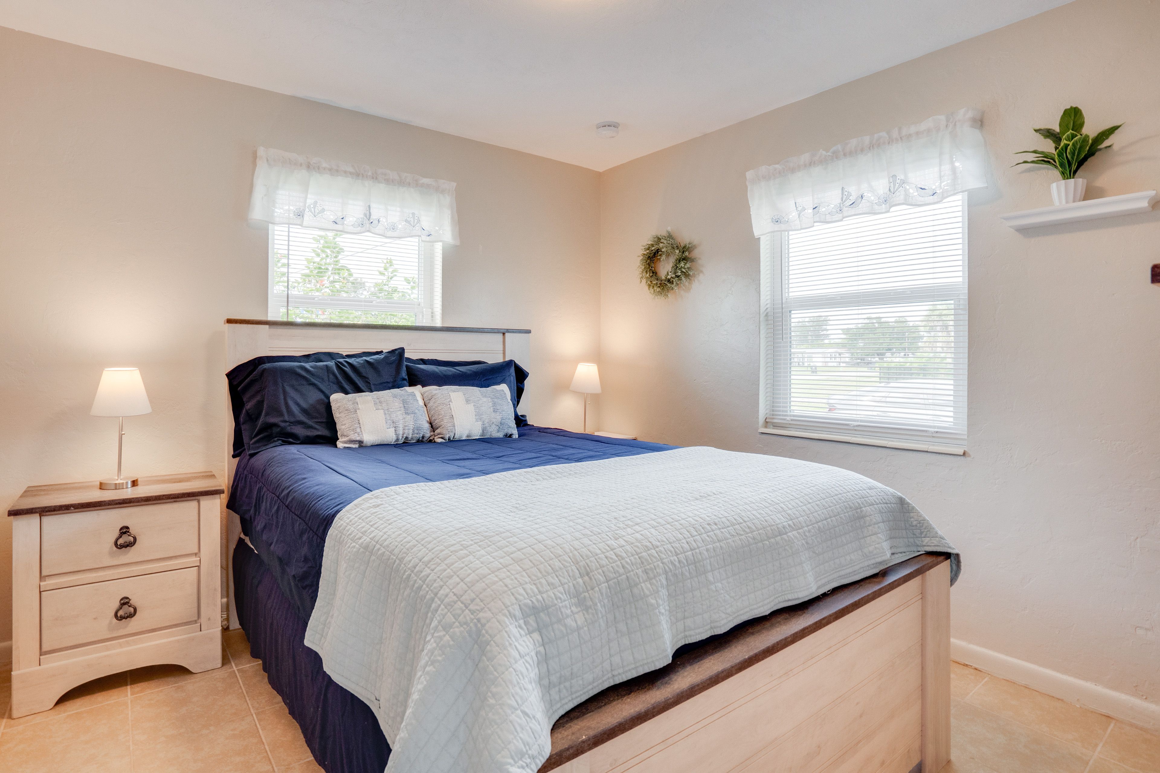 Bedroom 1 | Queen Bed