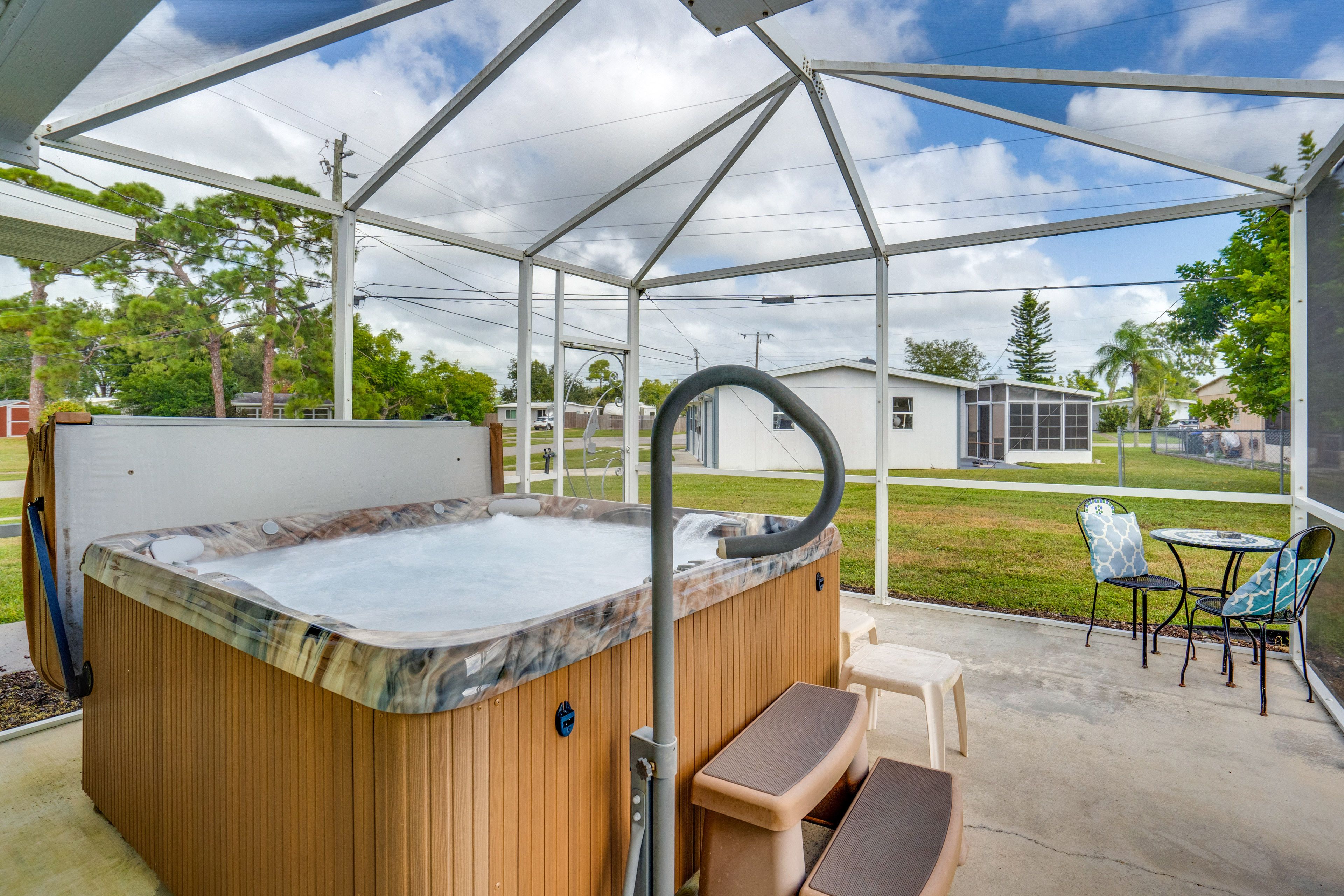 Screened Lanai | Hot Tub