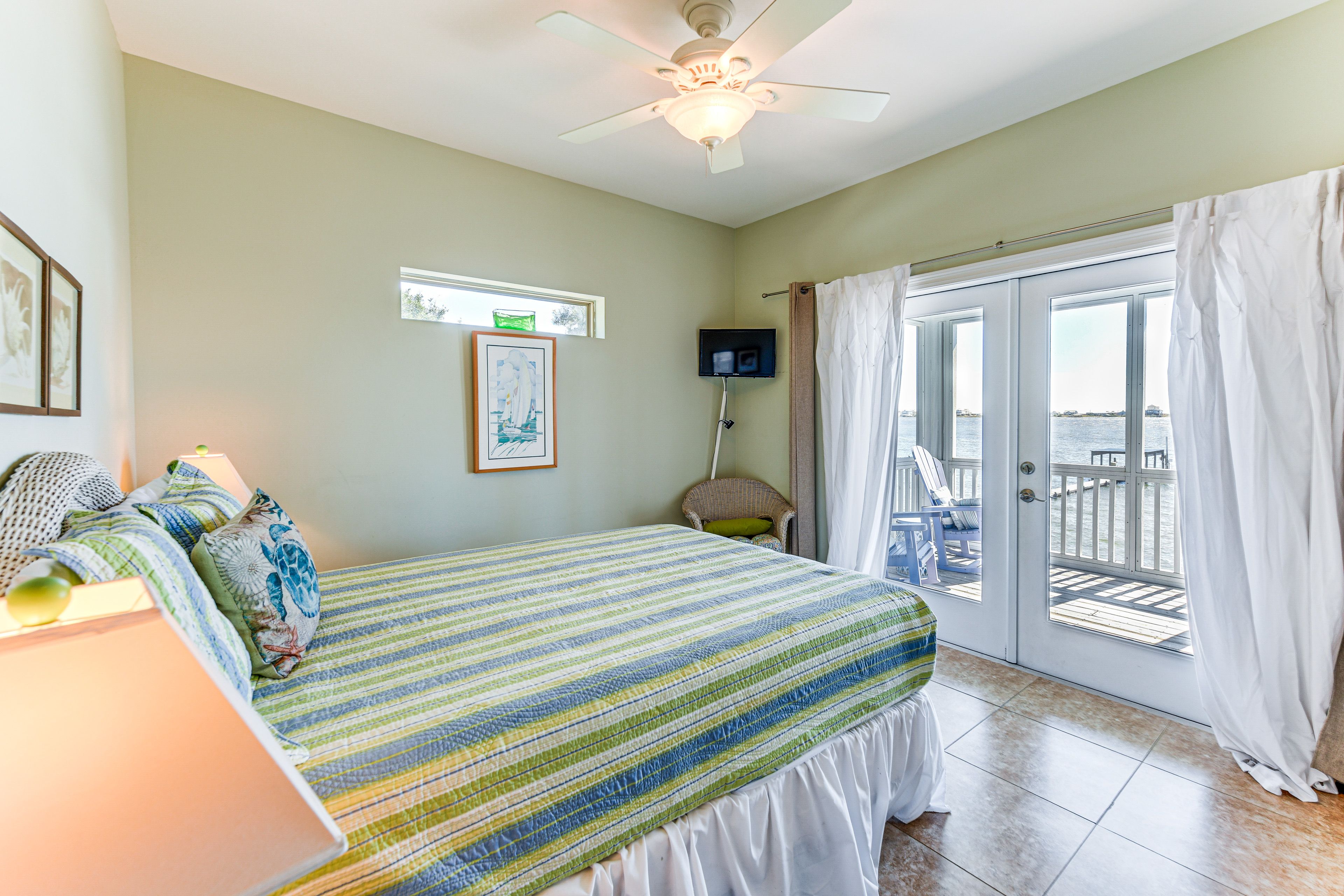 Bedroom 1 | Queen Bed