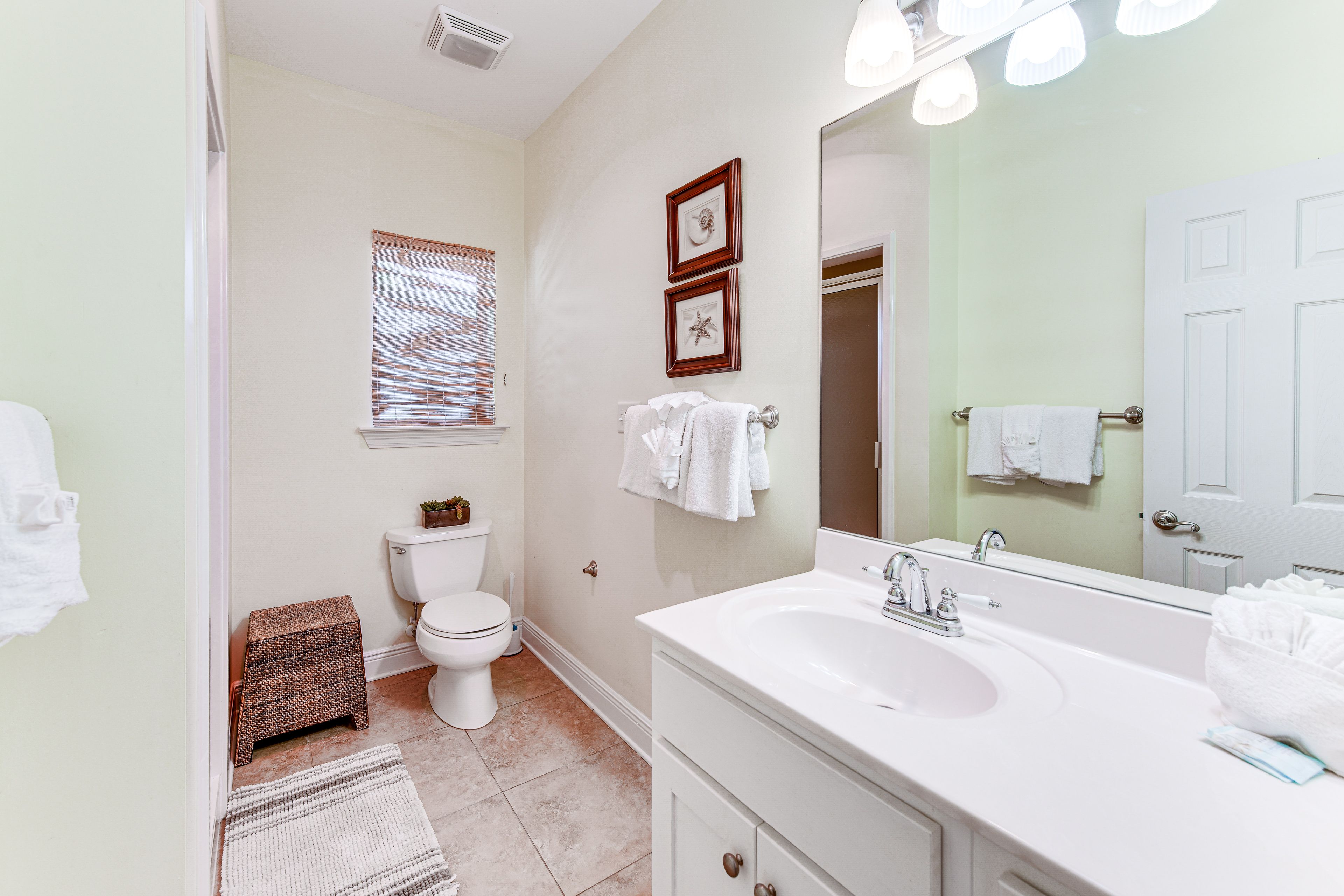 Full Bathroom | Towels Provided