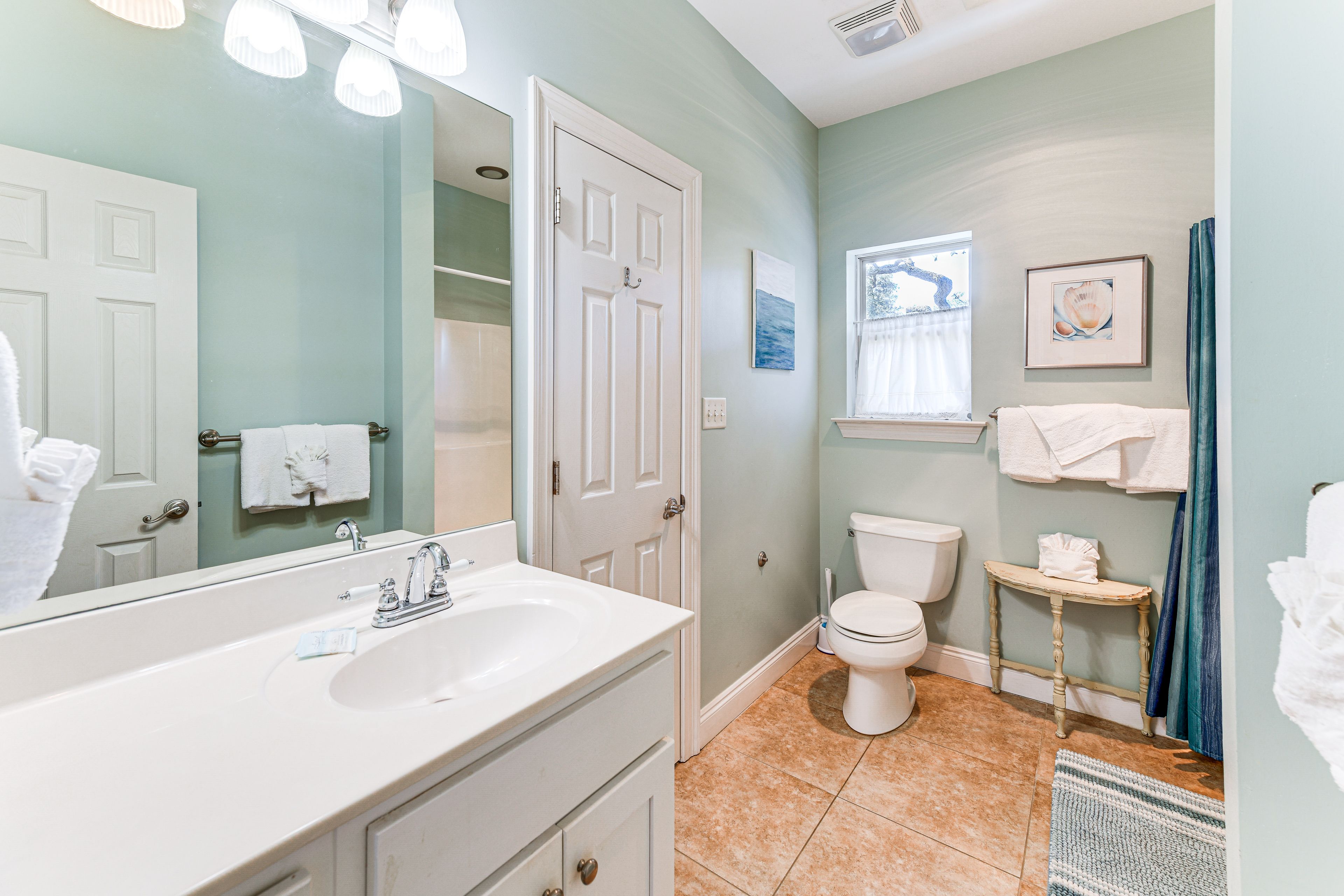 Full Bathroom | Complimentary Toiletries