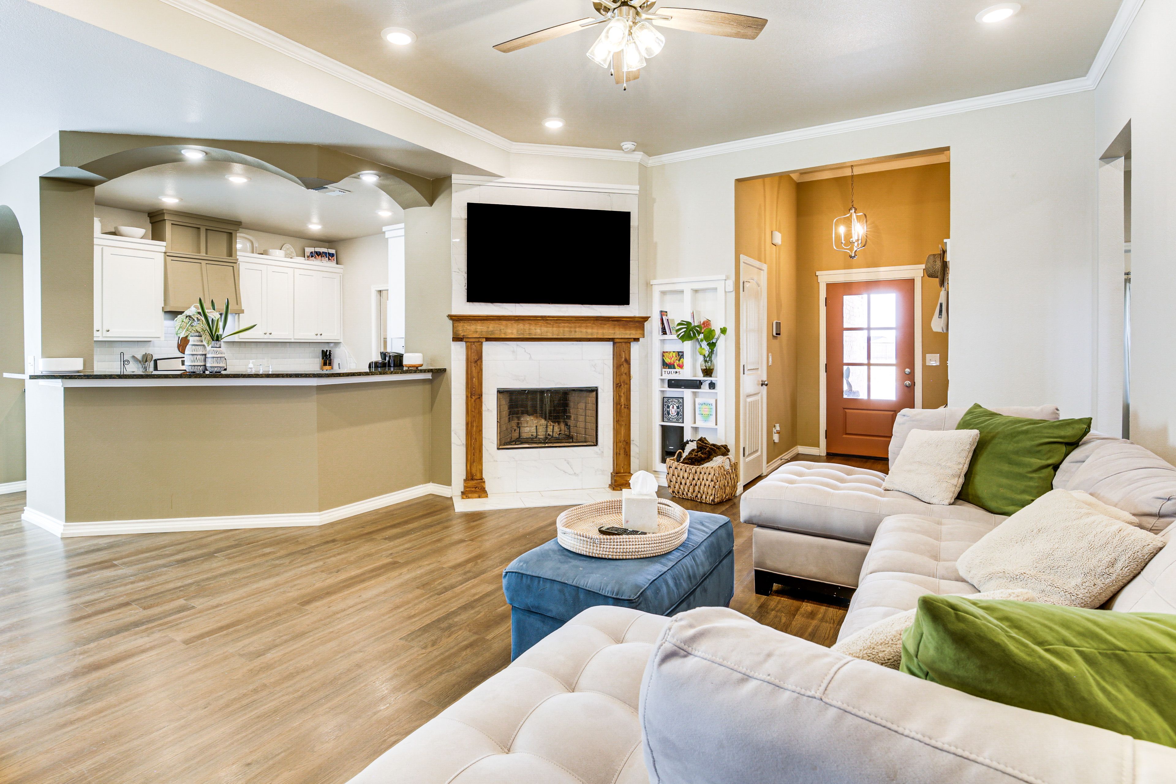 Living Room | Smart TV | Central A/C | Fireplace