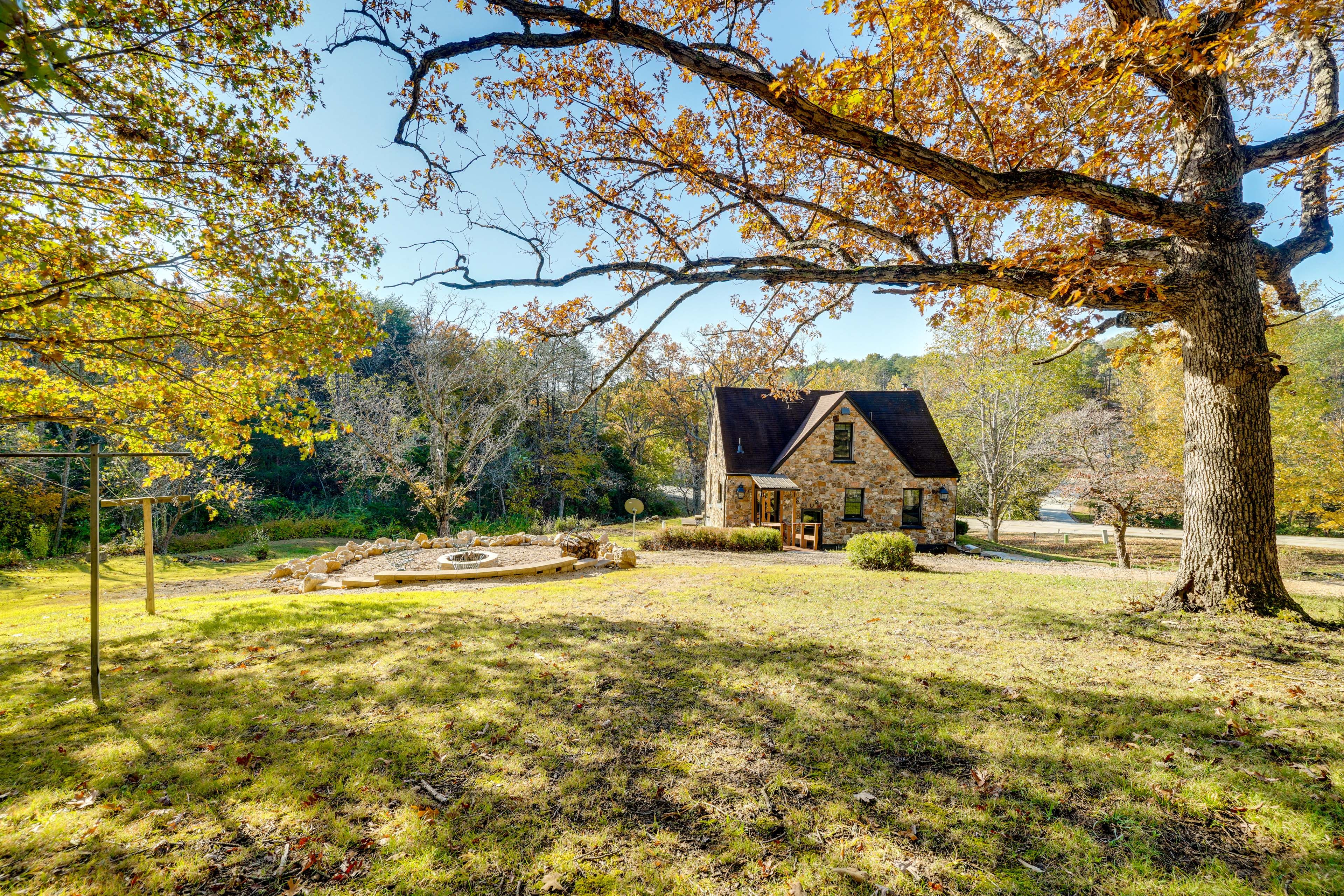 Large Yard | Wood-Burning Fire Pit