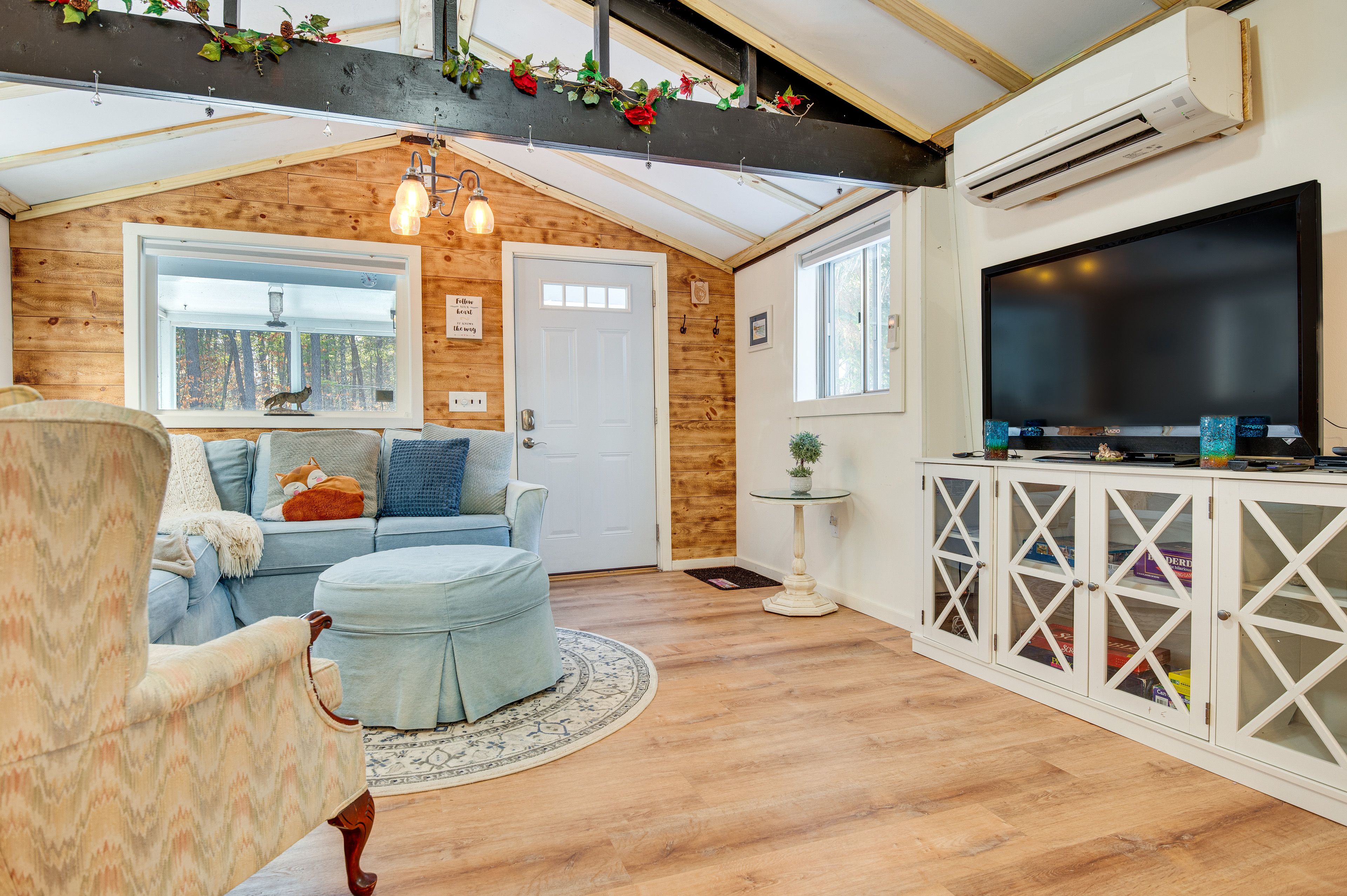 Living Area | Smart TV | Board Games