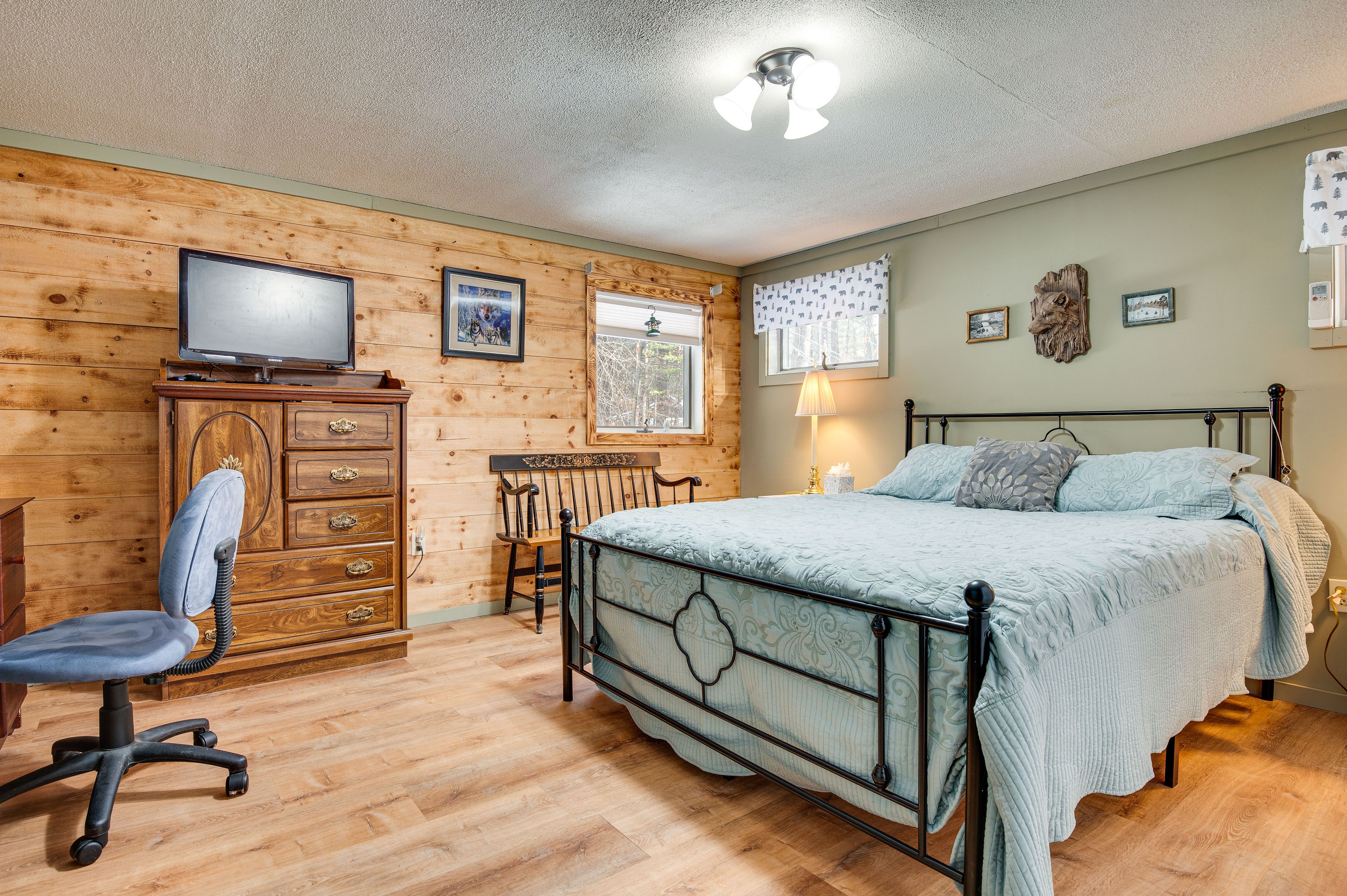 Bedroom 1 | Queen Bed | Smart TV | Laptop Workspace | Free WiFi