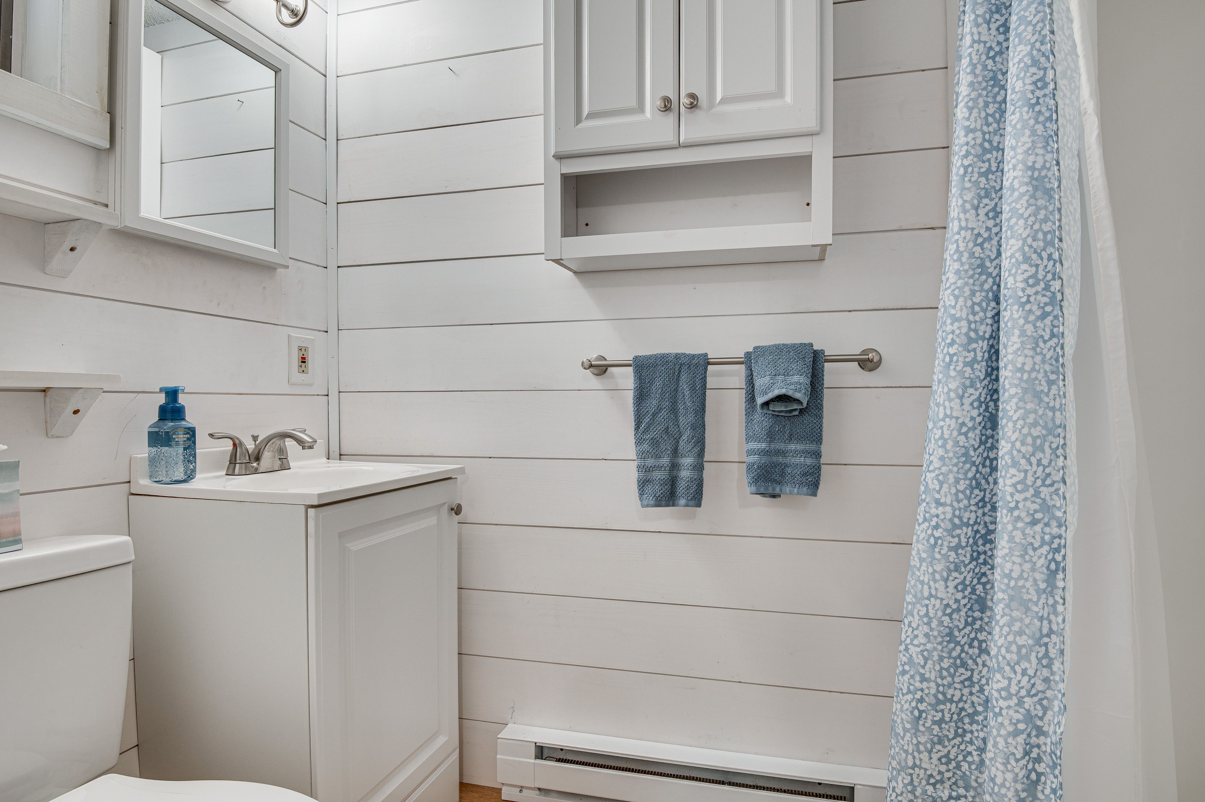 Full Bathroom | Towels Provided