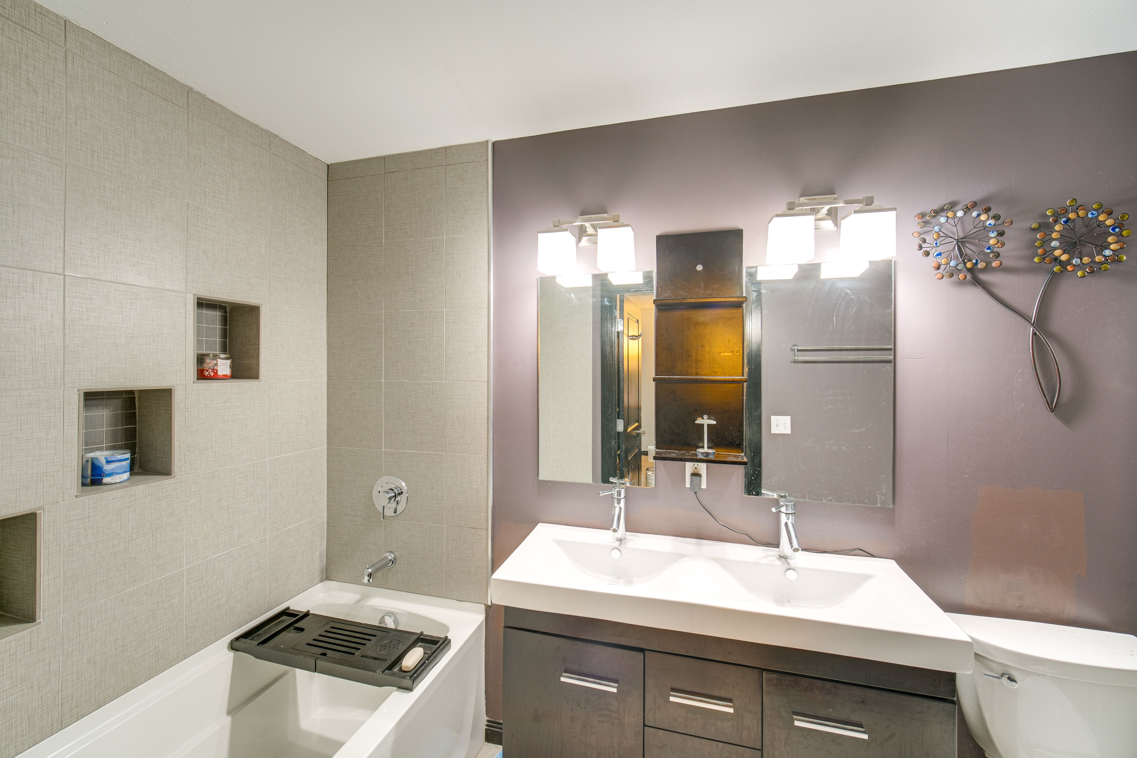 Full Bathroom | Towels Provided | Main Floor